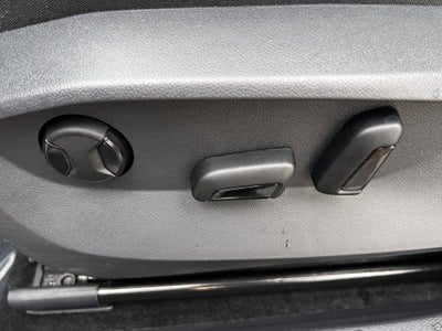 2025 Volkswagen Taos SEL w/black wheel package