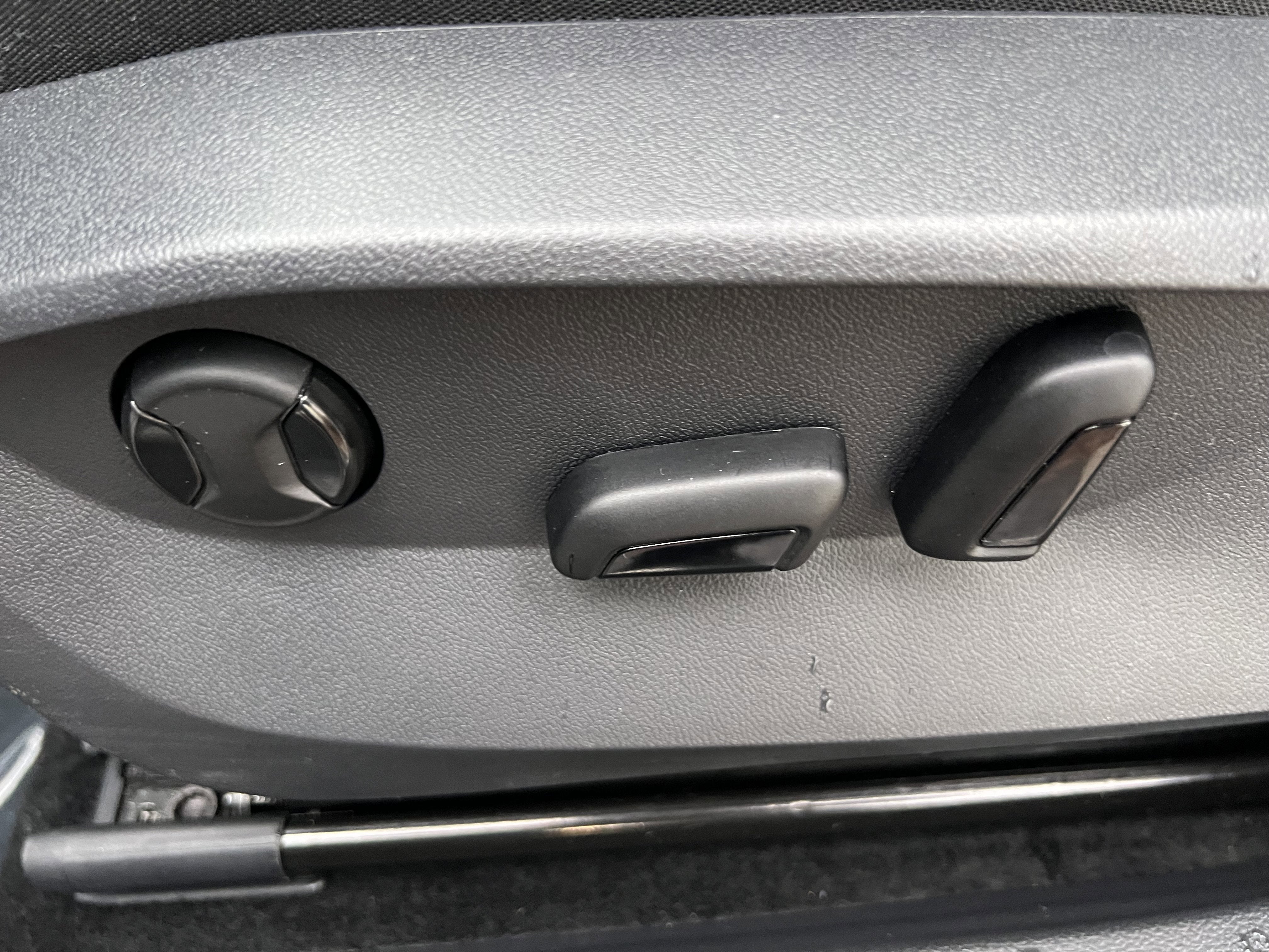 2025 Volkswagen Taos SEL w/black wheel package