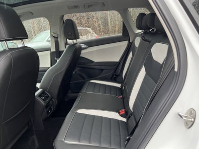 2025 Volkswagen Taos SEL w/black wheel package