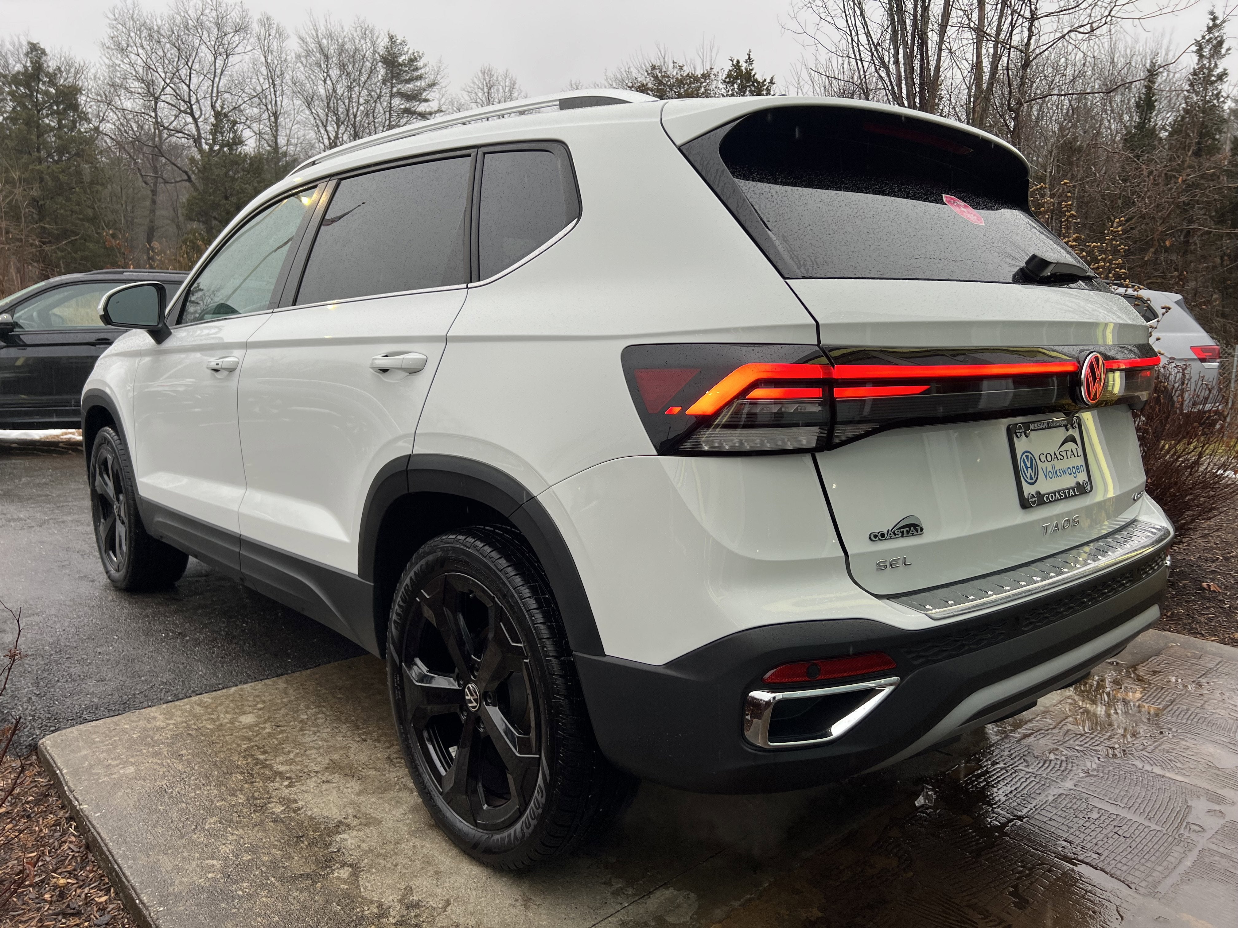 2025 Volkswagen Taos SEL w/black wheel package