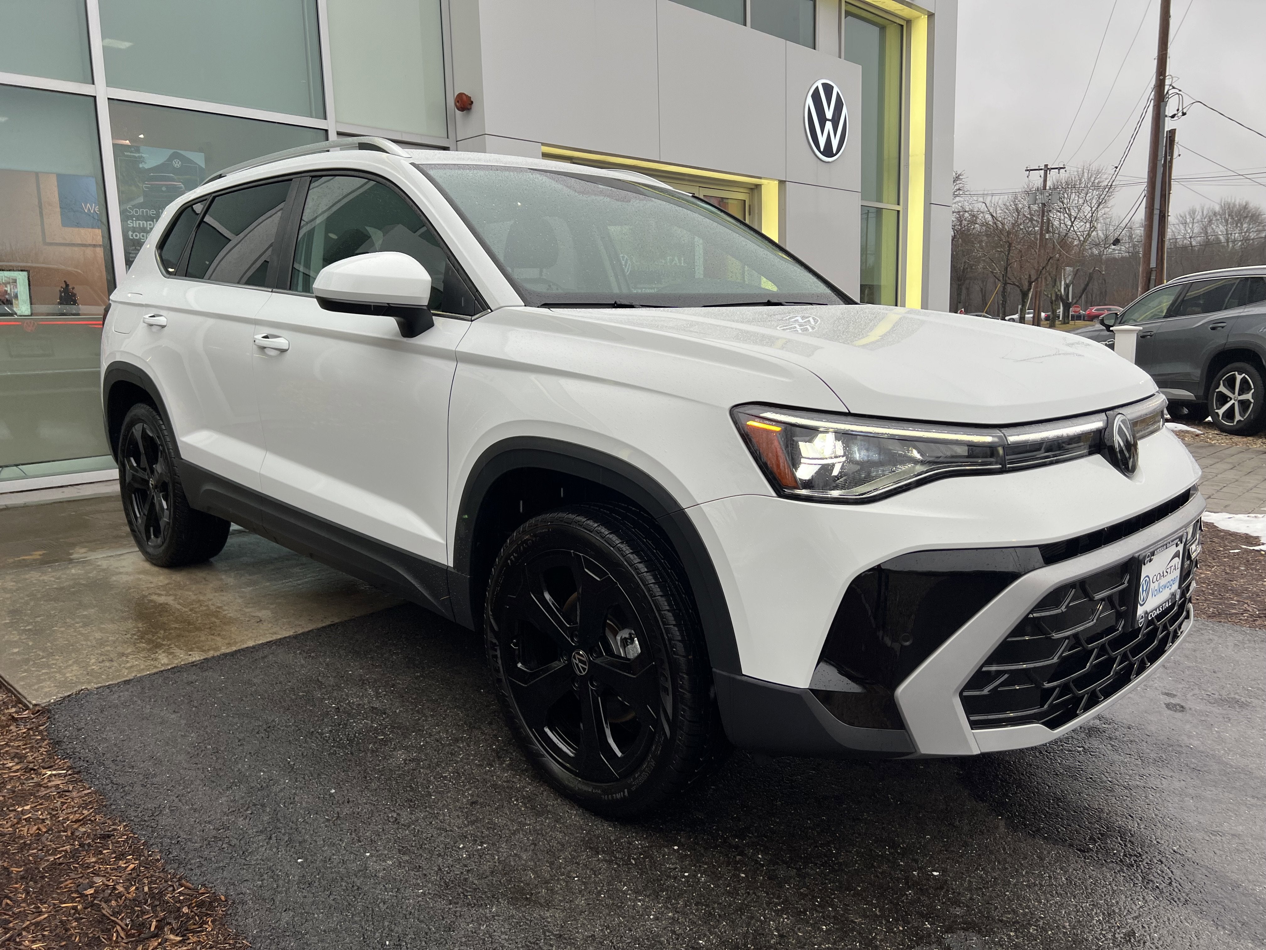 2025 Volkswagen Taos SEL w/black wheel package
