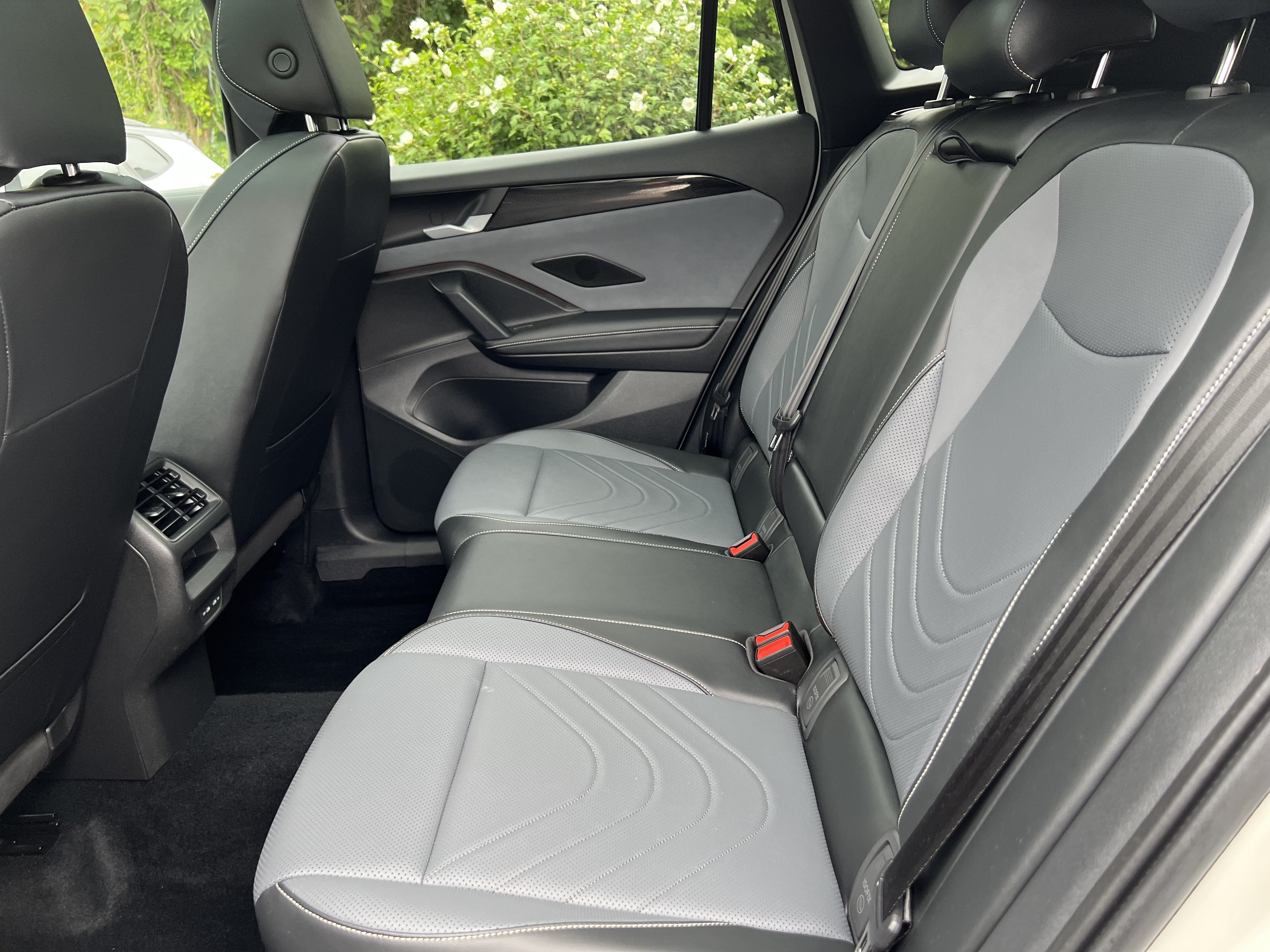 2025 Volkswagen Tiguan SE R-Line Black
