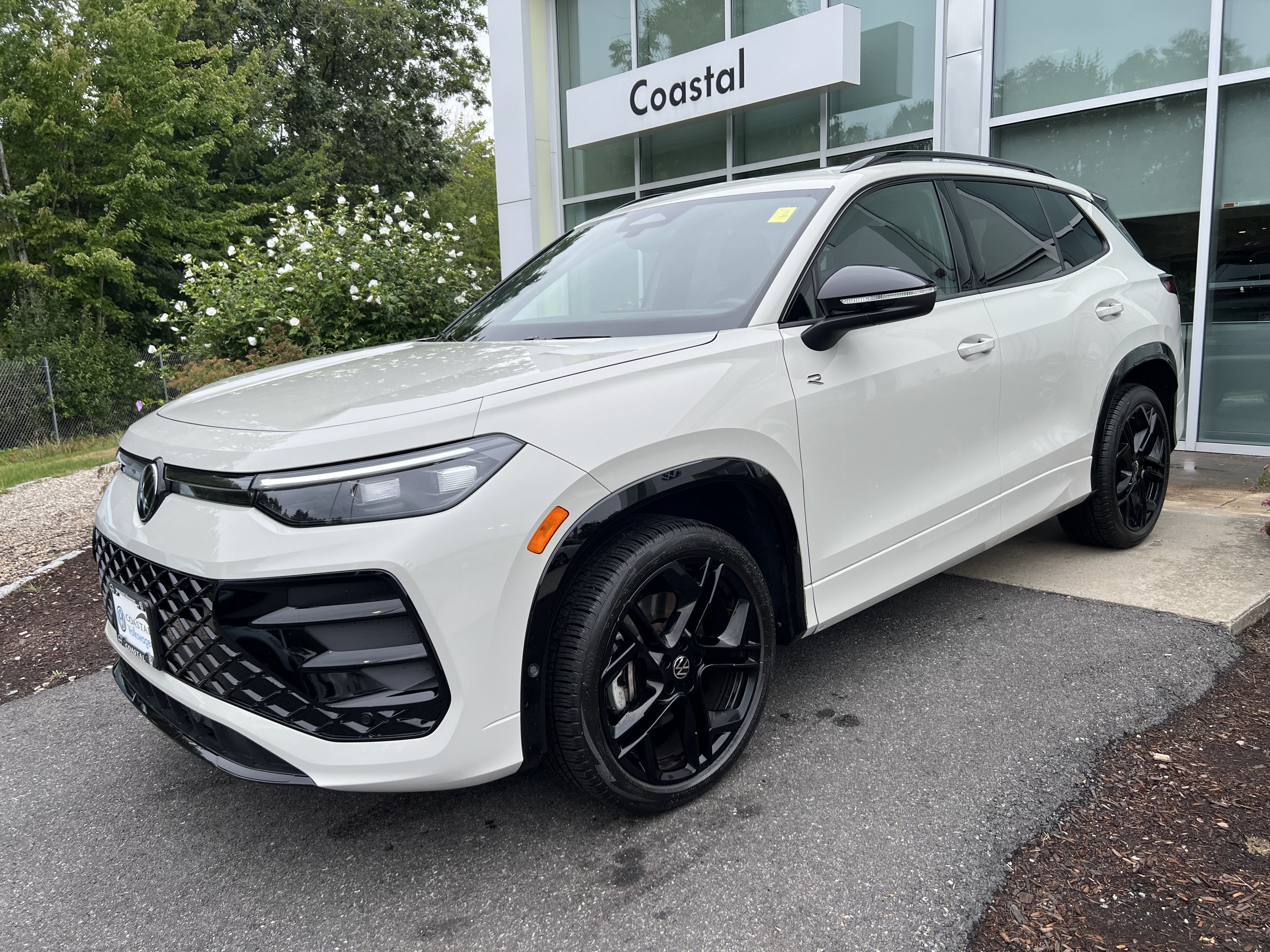 2025 Volkswagen Tiguan SE R-Line Black