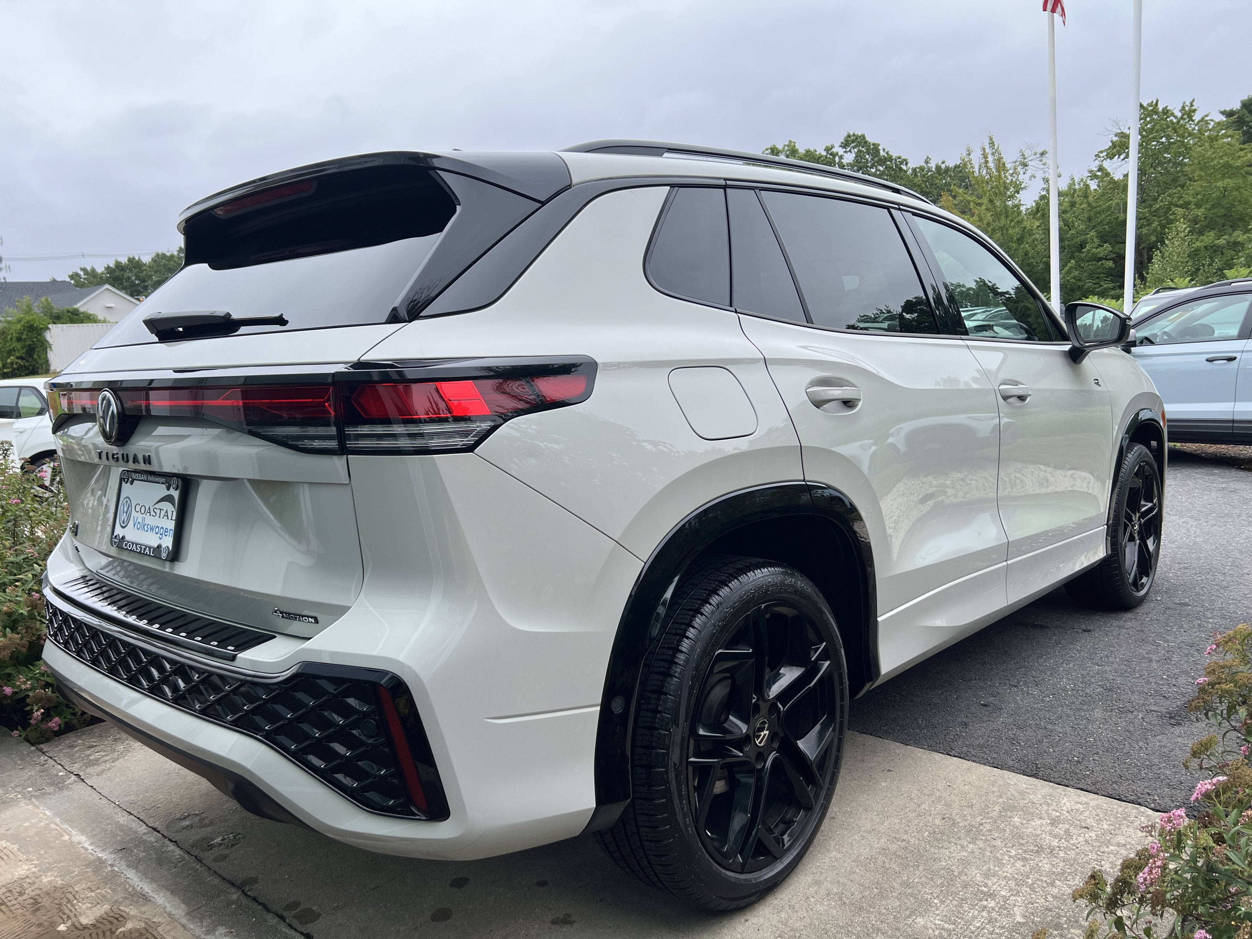 2025 Volkswagen Tiguan SE R-Line Black