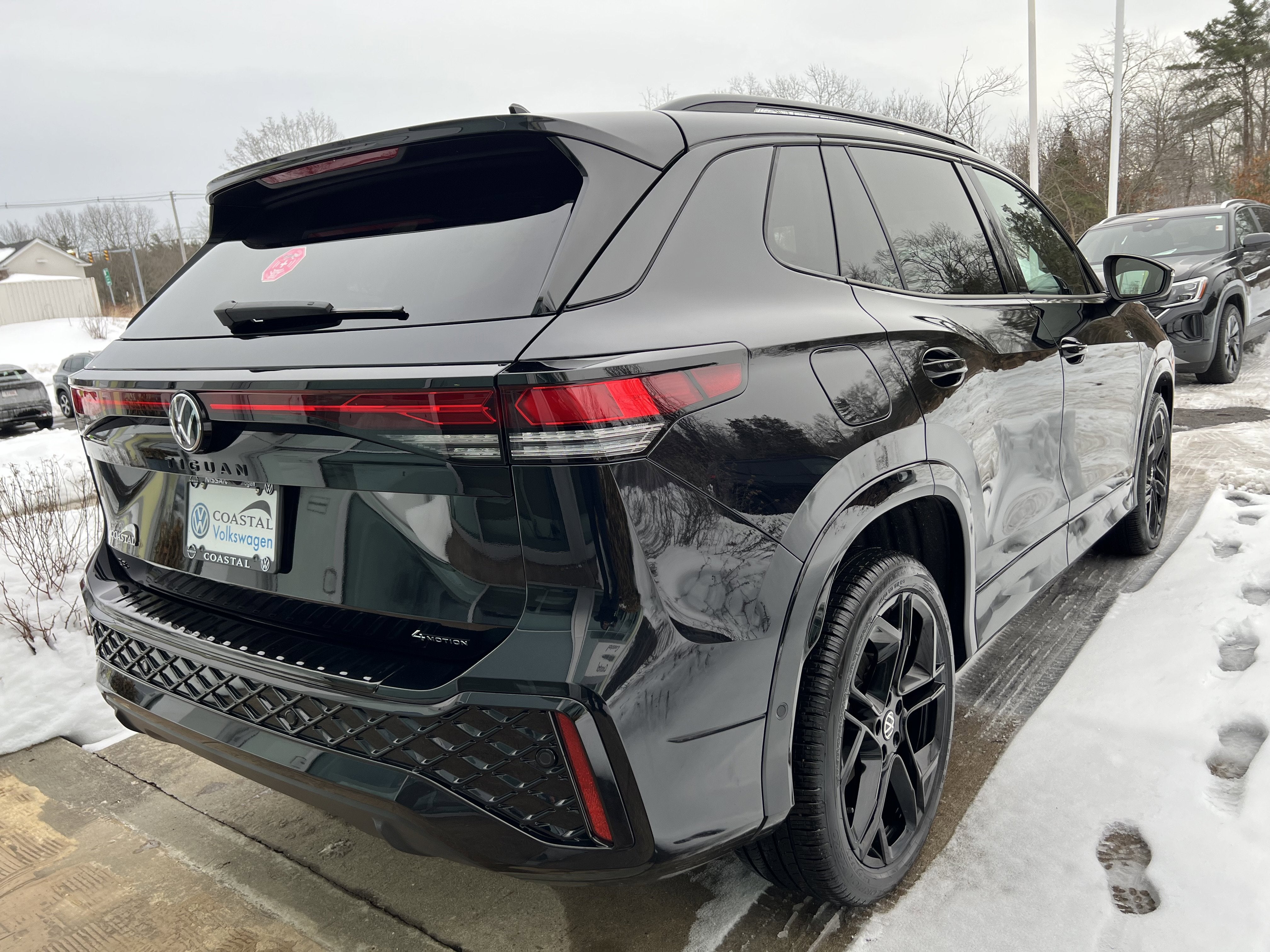 2025 Volkswagen Tiguan SE R-Line Black