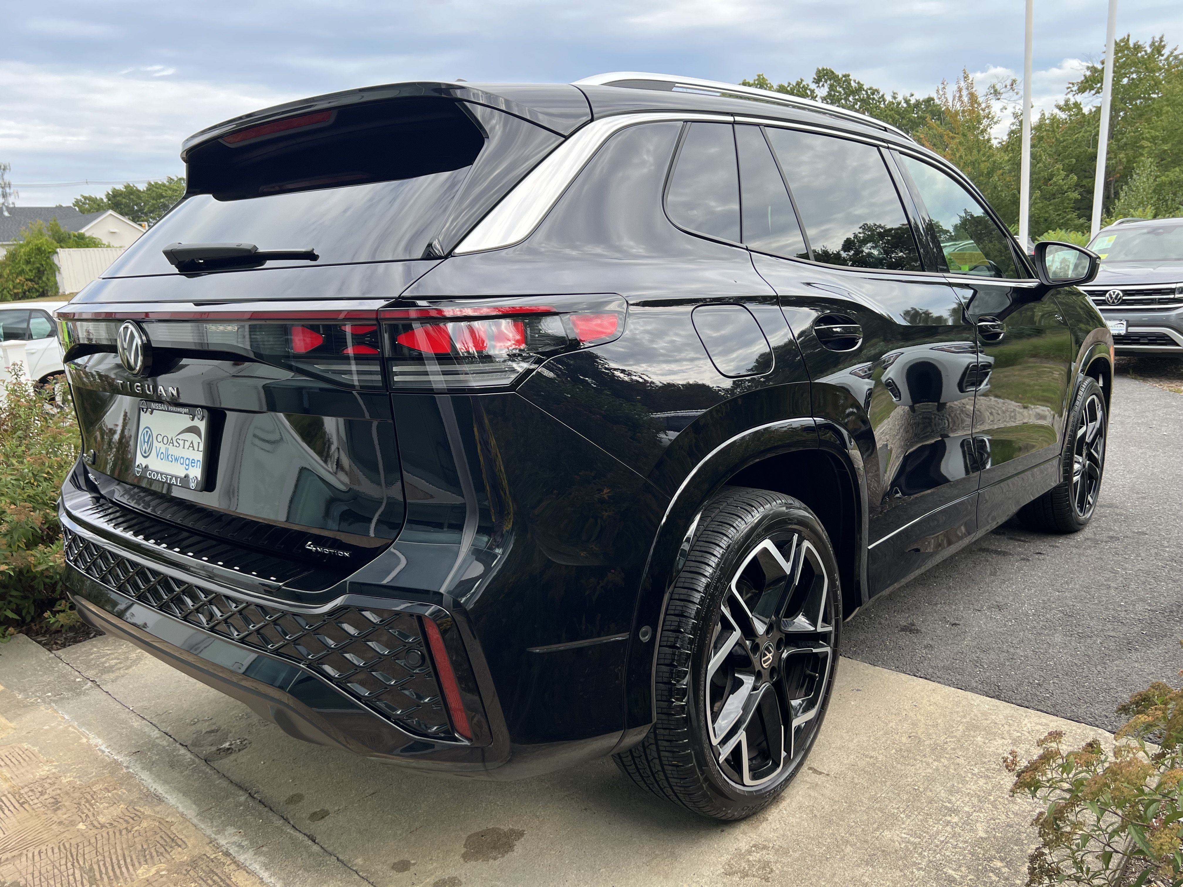 2025 Volkswagen Tiguan SEL R-Line