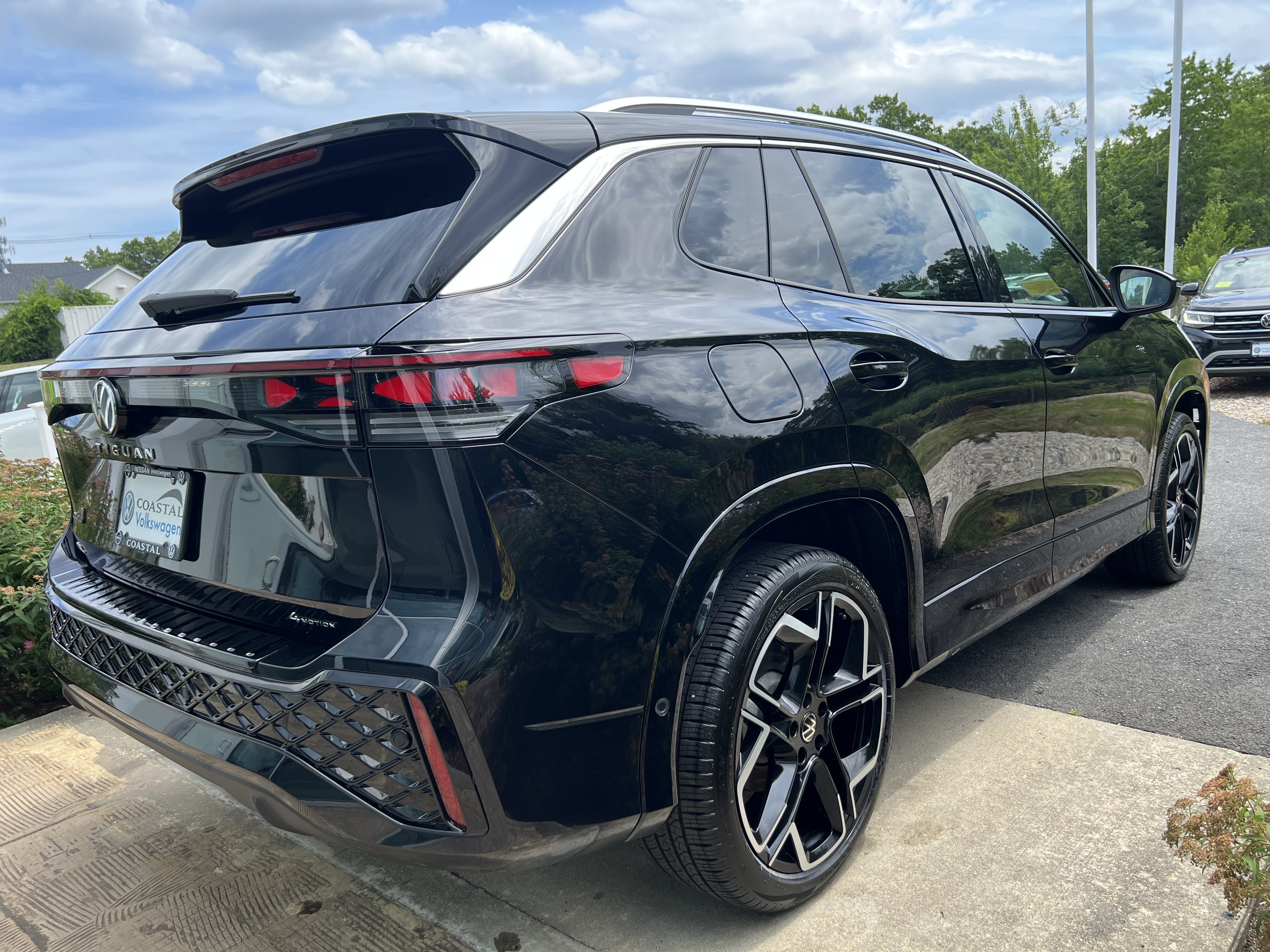 2025 Volkswagen Tiguan SEL R-Line
