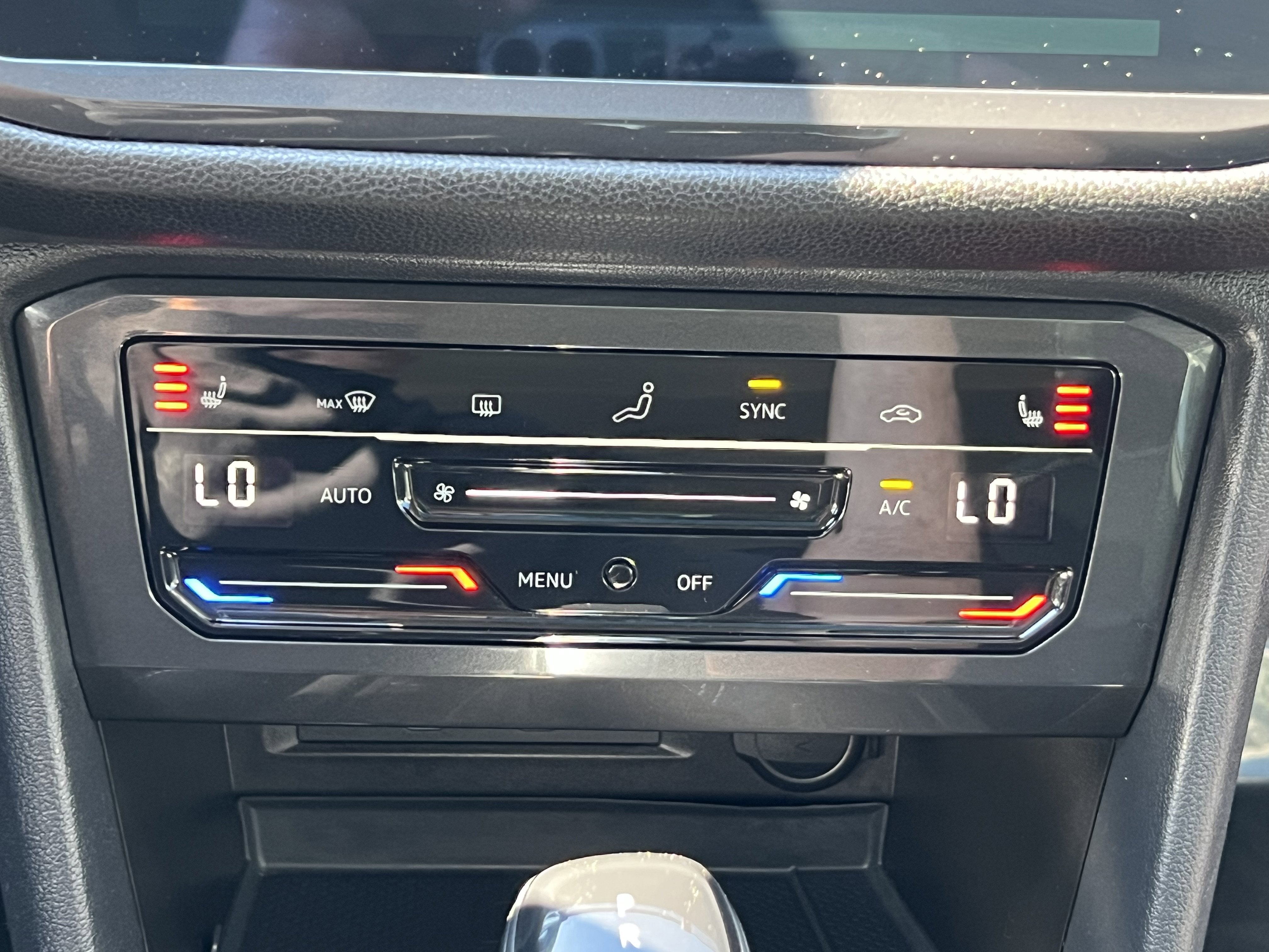 2023 Volkswagen Tiguan SE W/ Panoramic Sunroof