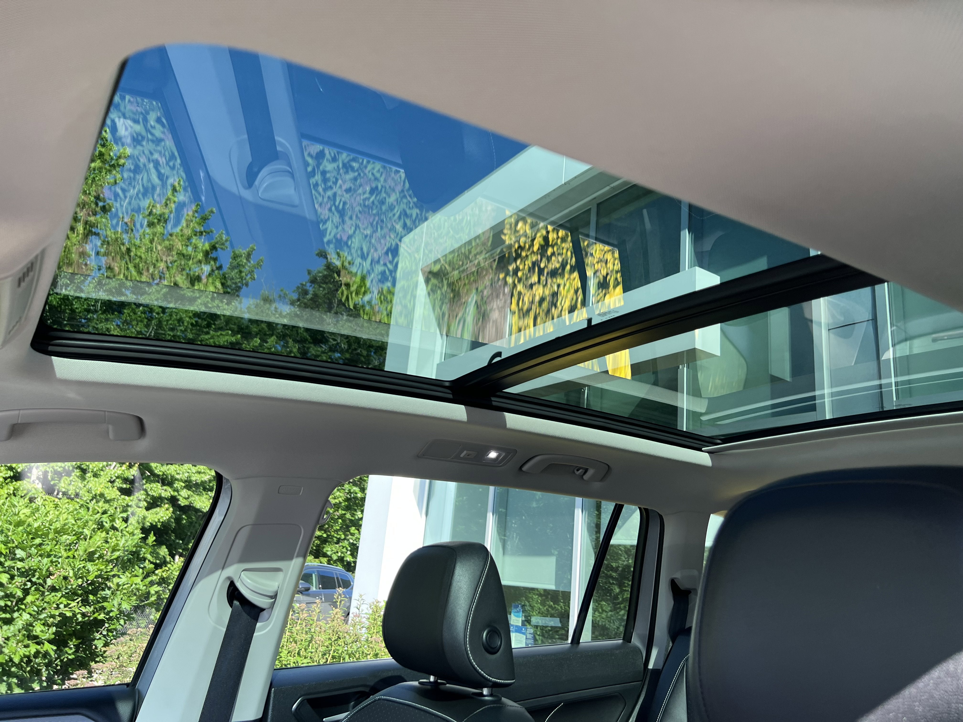 2023 Volkswagen Tiguan SE W/ Panoramic Sunroof