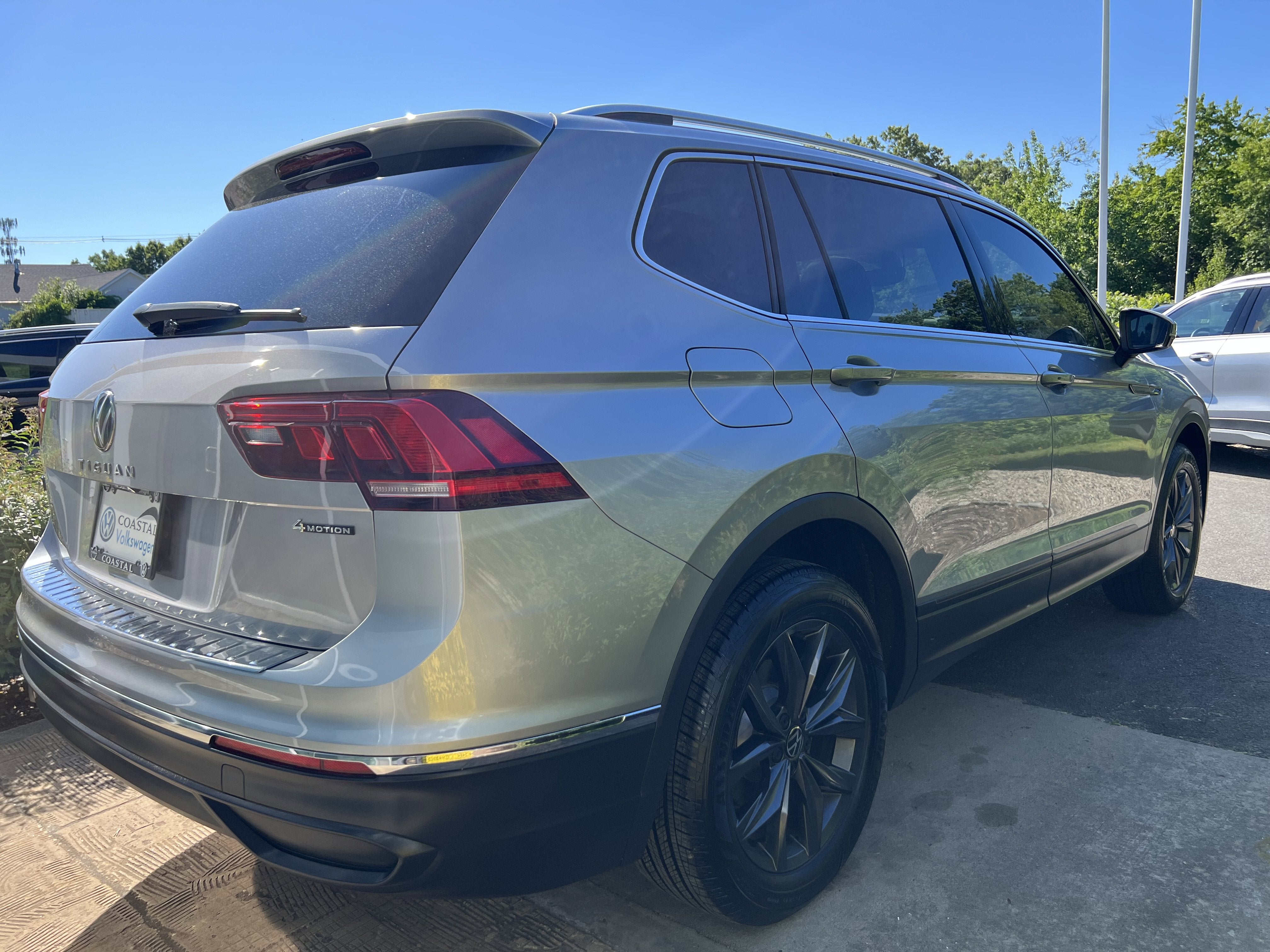2023 Volkswagen Tiguan SE W/ Panoramic Sunroof