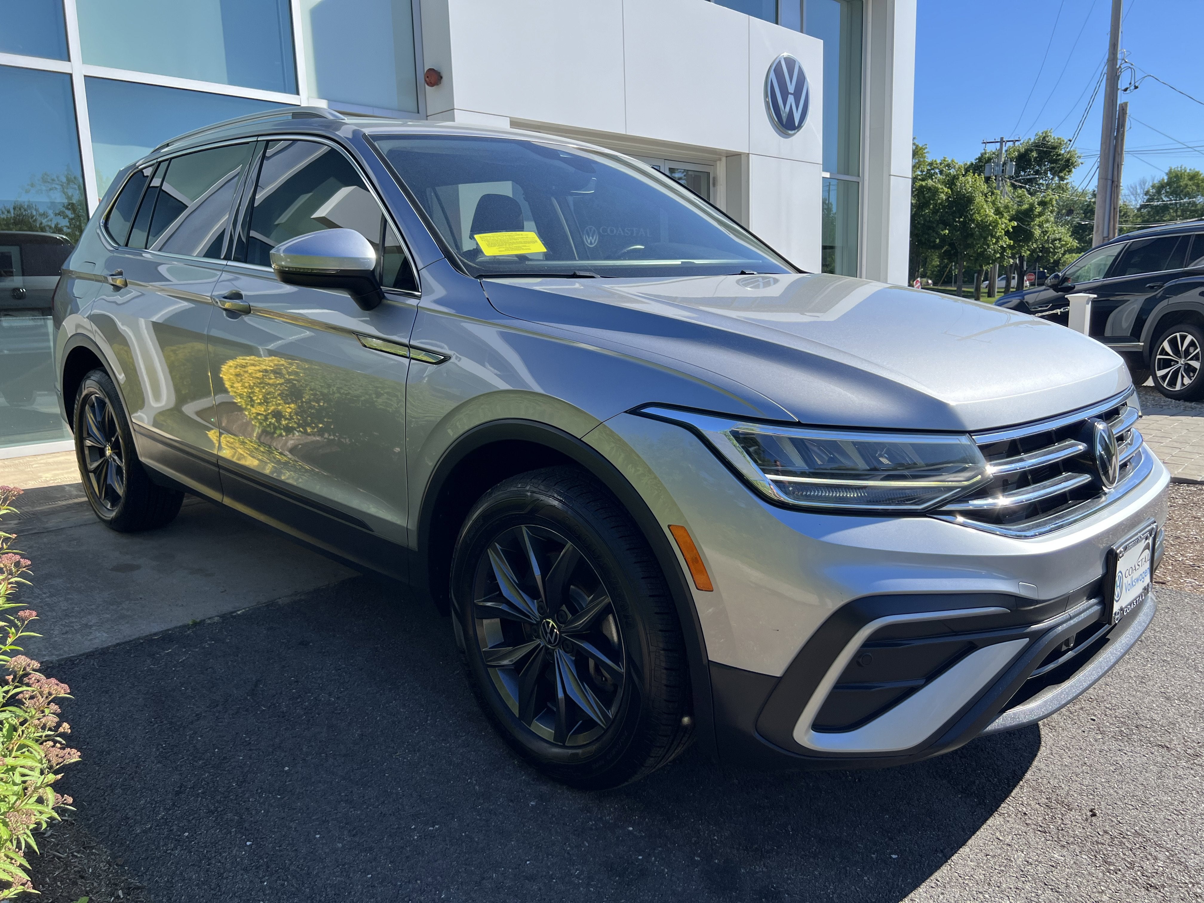 2023 Volkswagen Tiguan SE W/ Panoramic Sunroof
