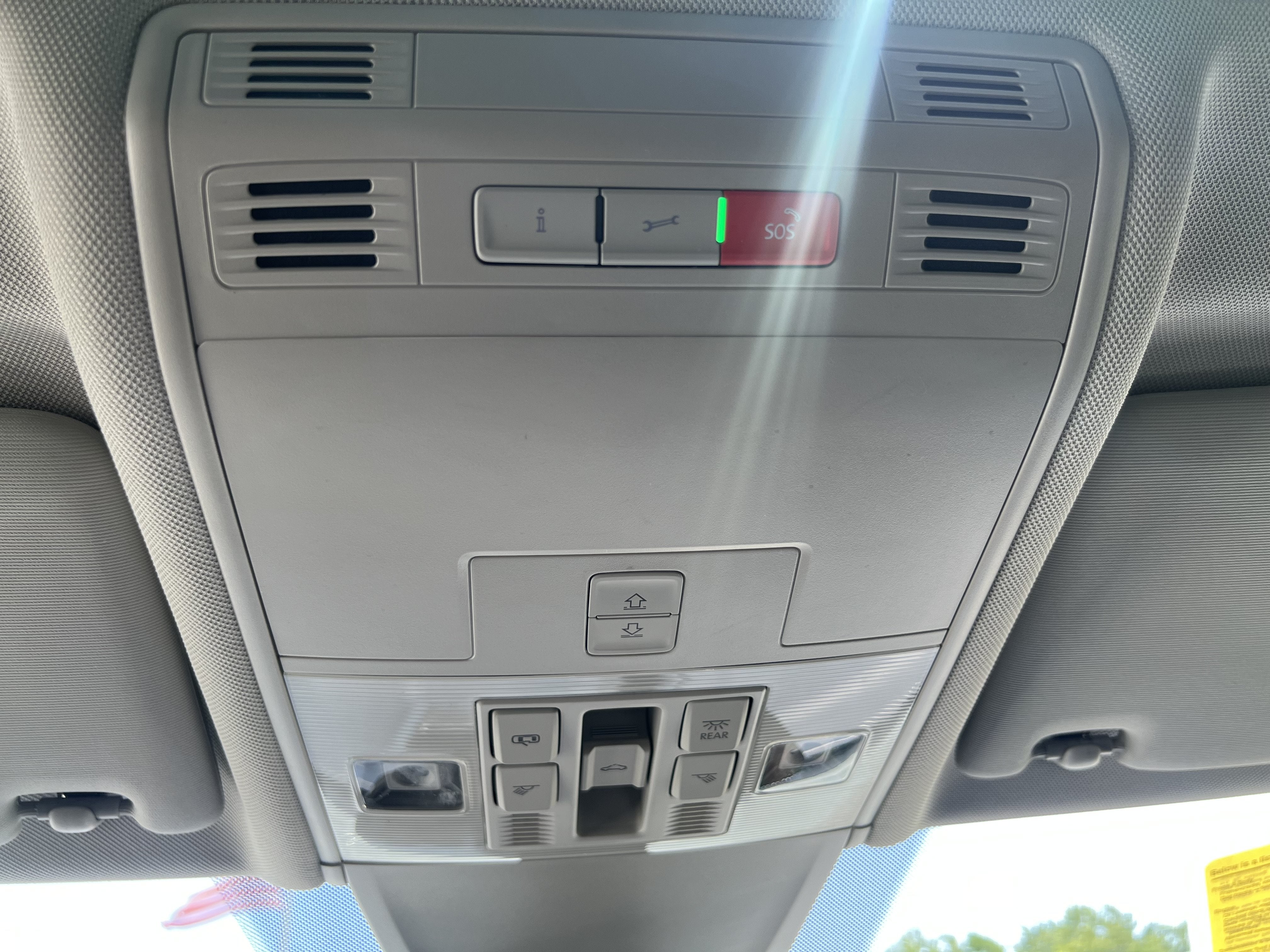 2023 Volkswagen Tiguan SE W/ Panoramic Sunroof