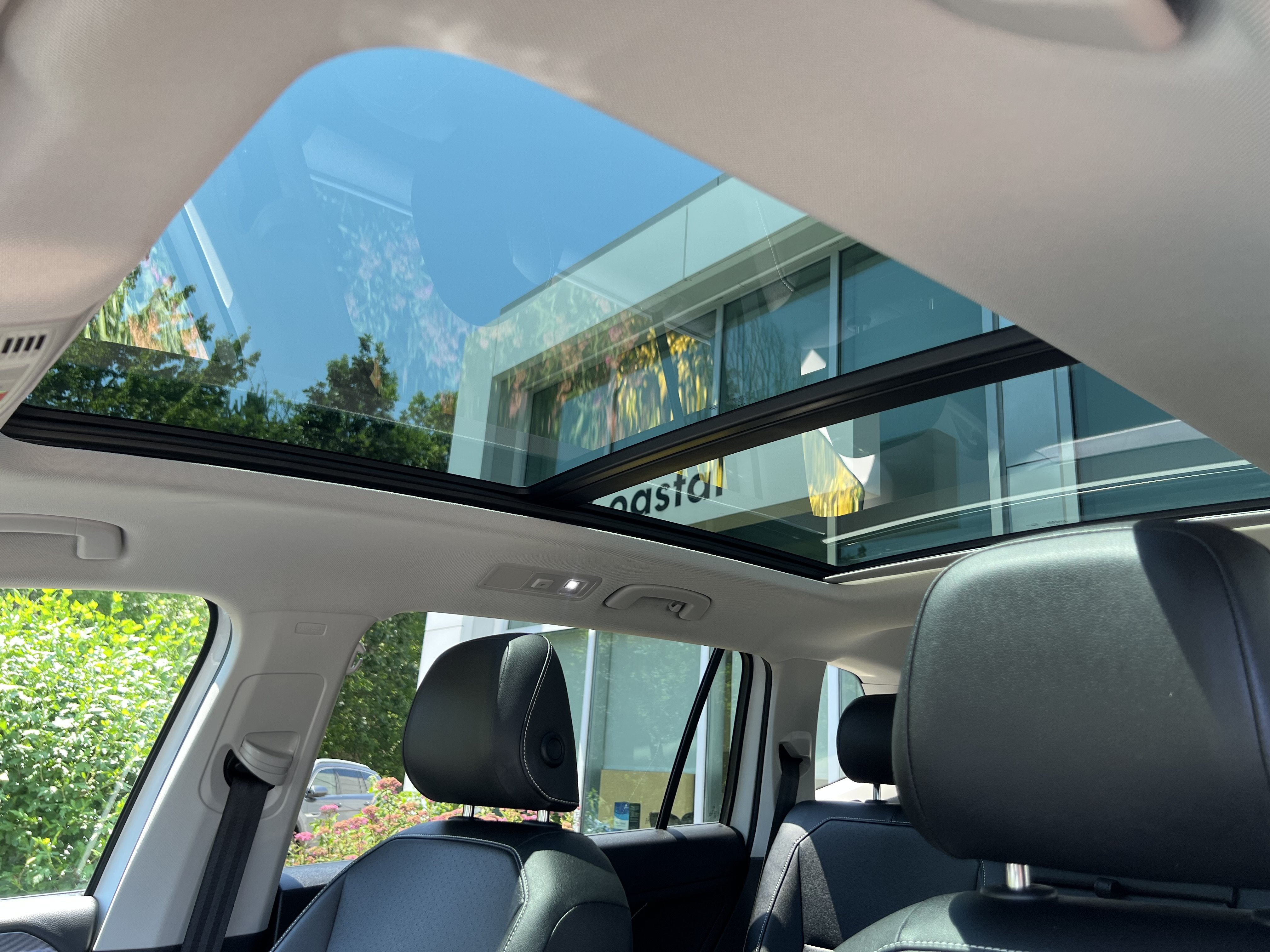 2023 Volkswagen Tiguan SE W/ Panoramic Sunroof