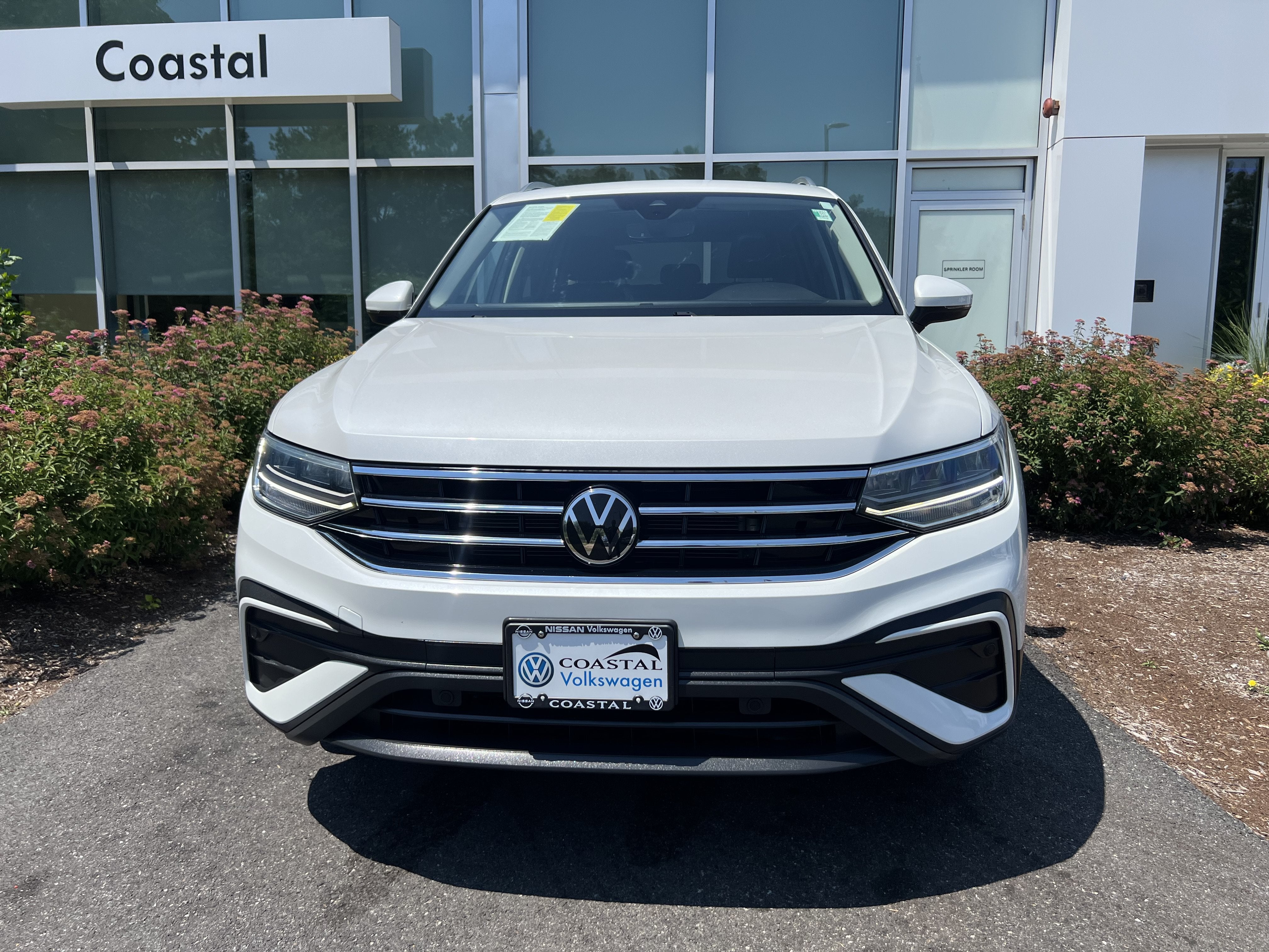 2023 Volkswagen Tiguan SE W/ Panoramic Sunroof