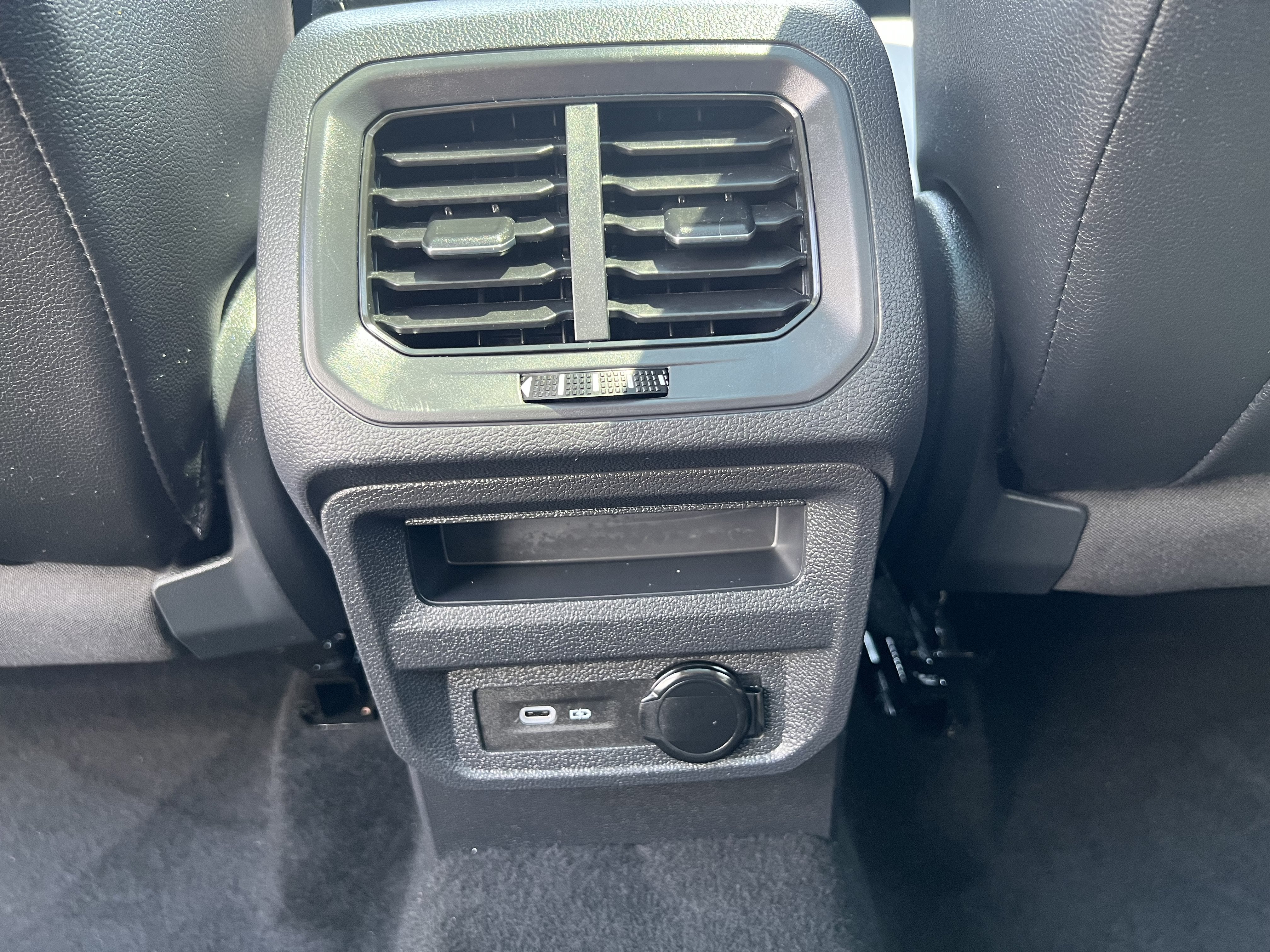 2023 Volkswagen Tiguan SE W/ Panoramic Sunroof