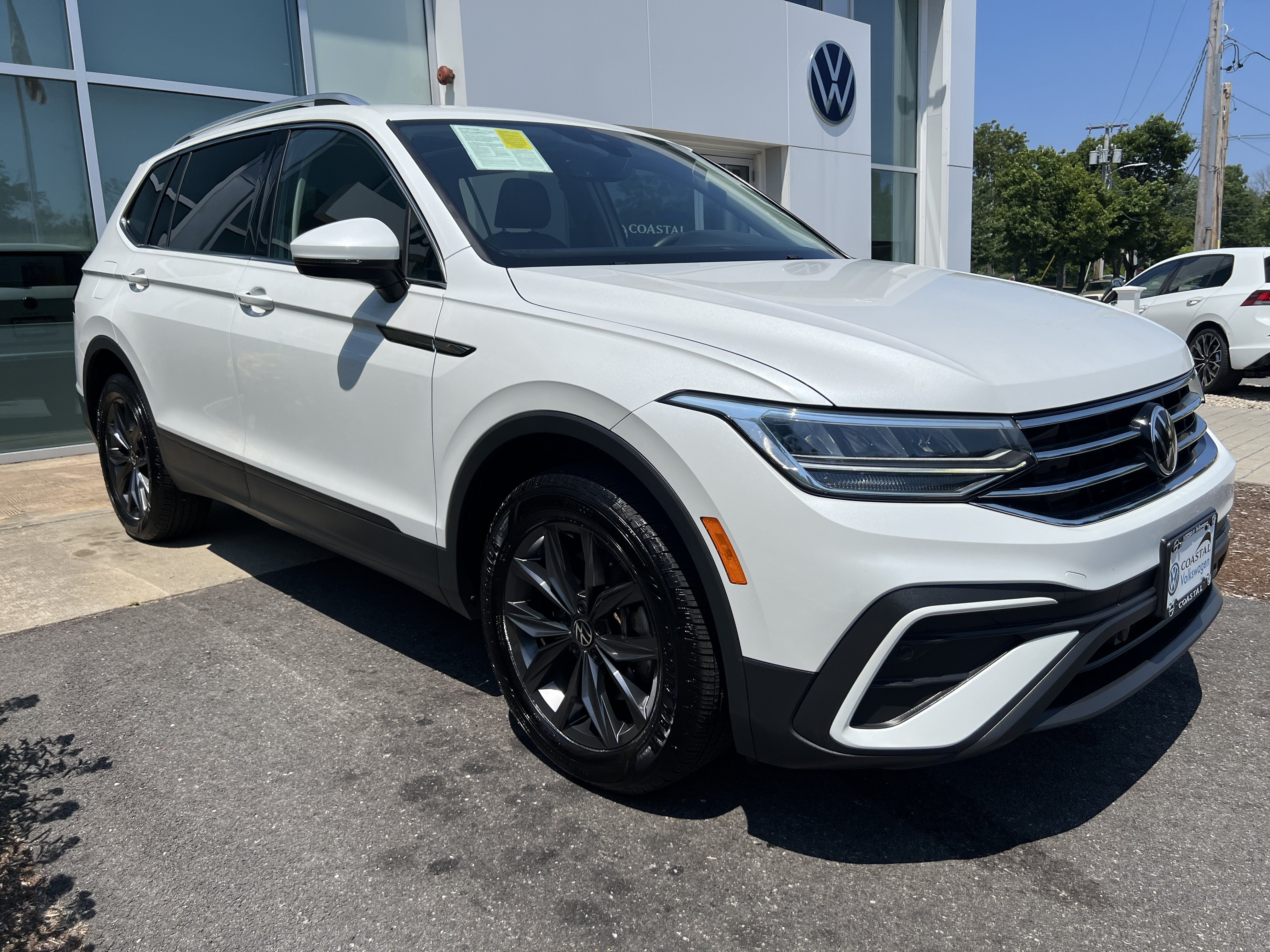 2023 Volkswagen Tiguan SE W/ Panoramic Sunroof