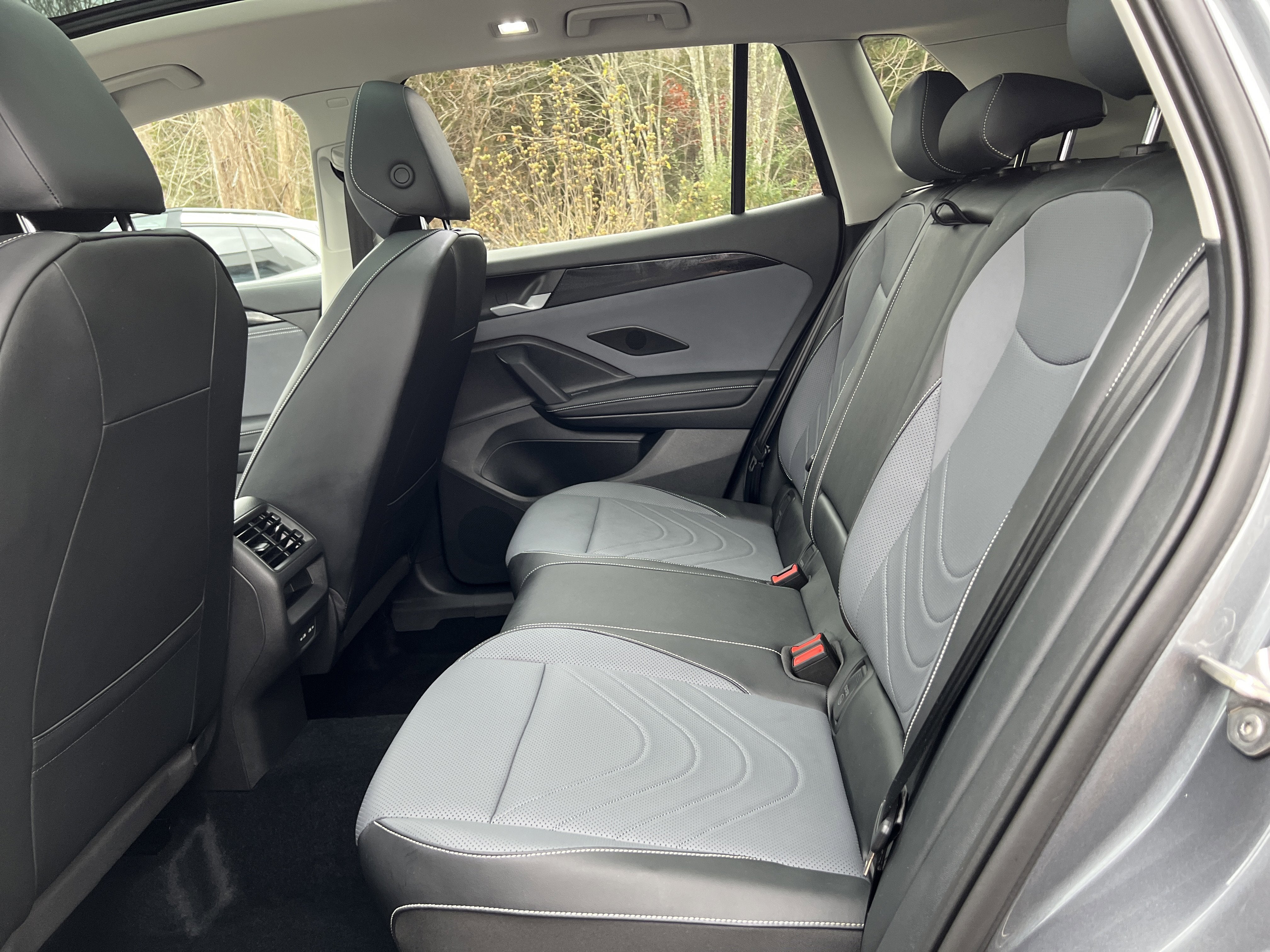 2025 Volkswagen Tiguan SE w/panoramic sunroof