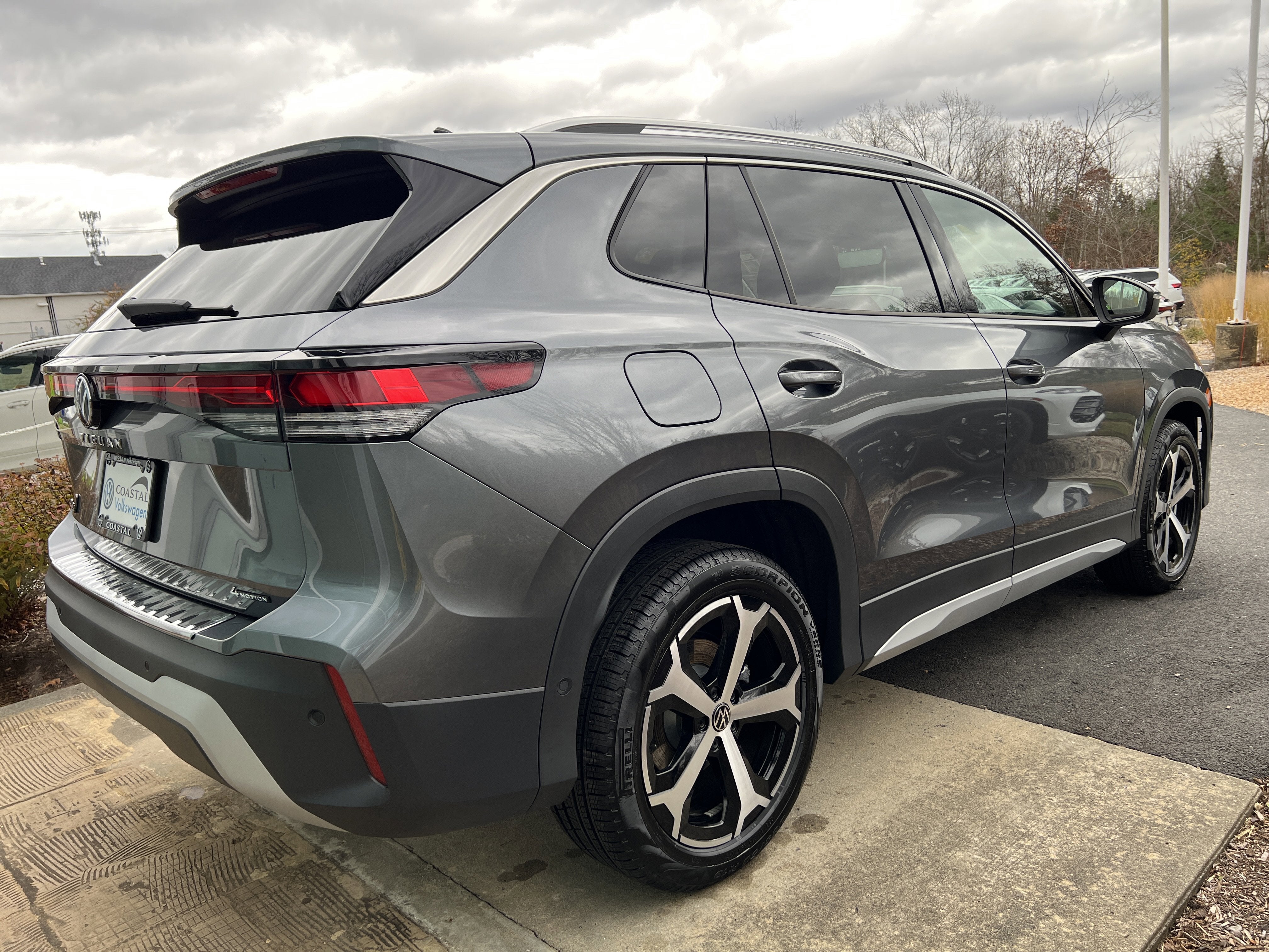 2025 Volkswagen Tiguan SE w/panoramic sunroof