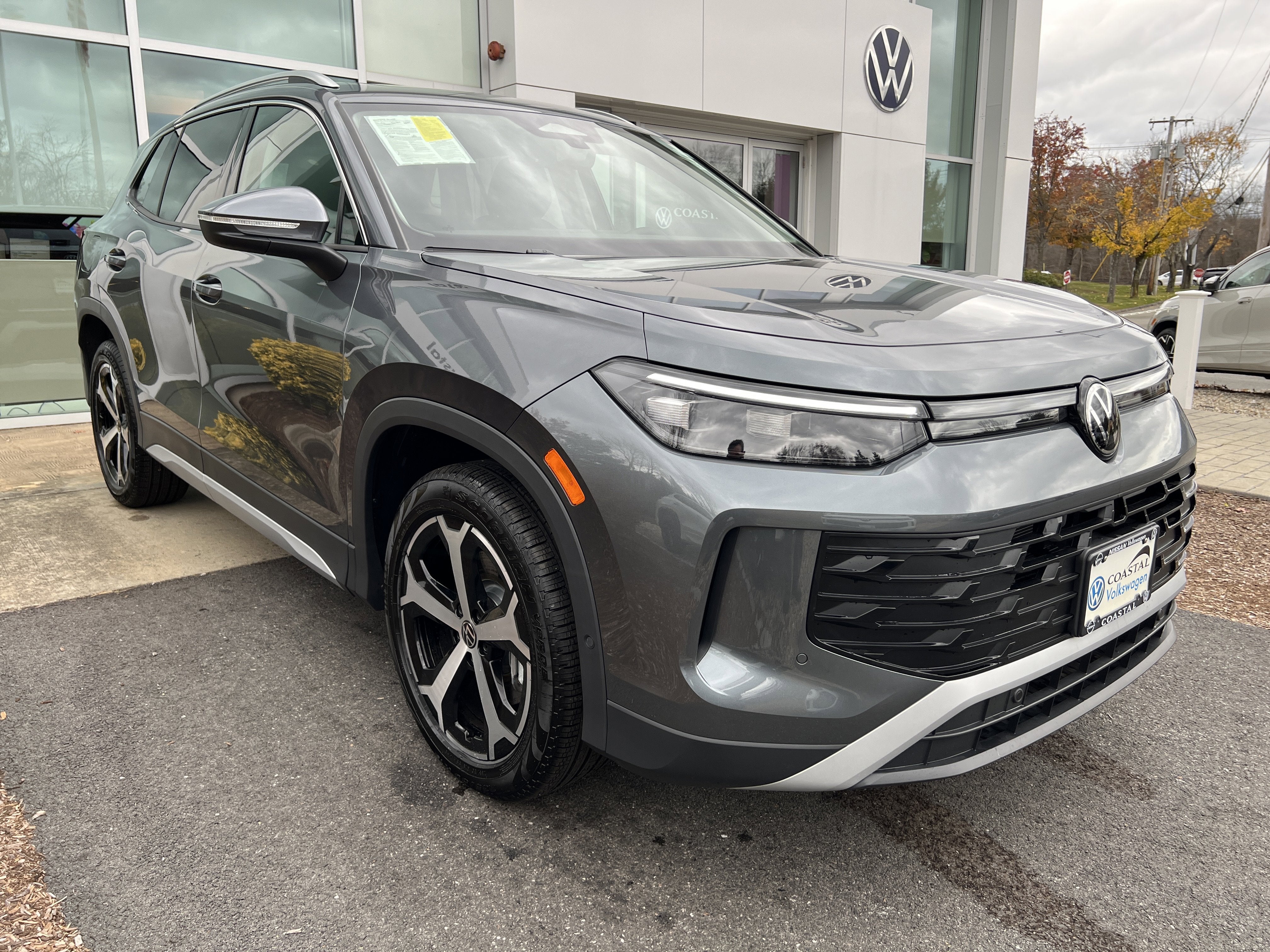 2025 Volkswagen Tiguan SE w/panoramic sunroof