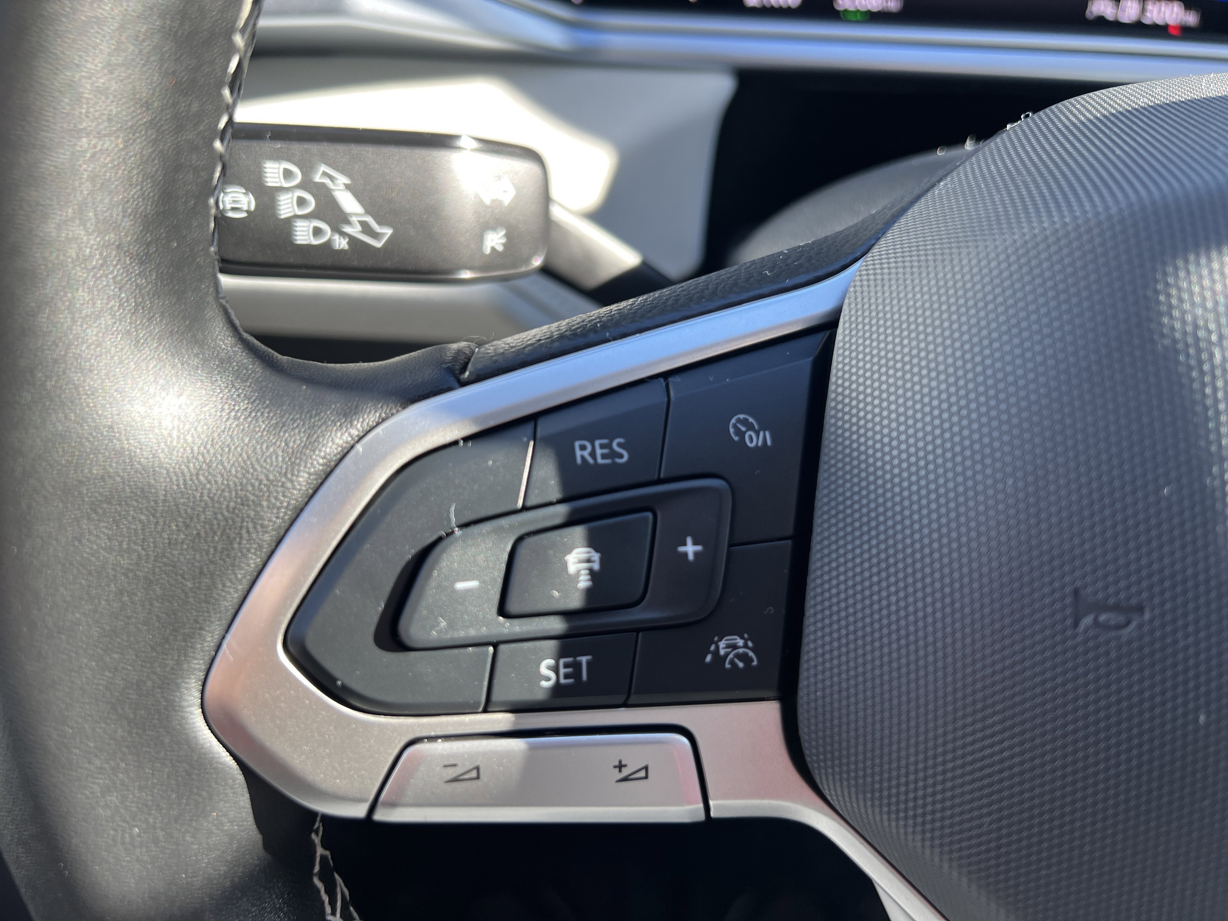 2025 Volkswagen Taos SE w/panoramic sunroof