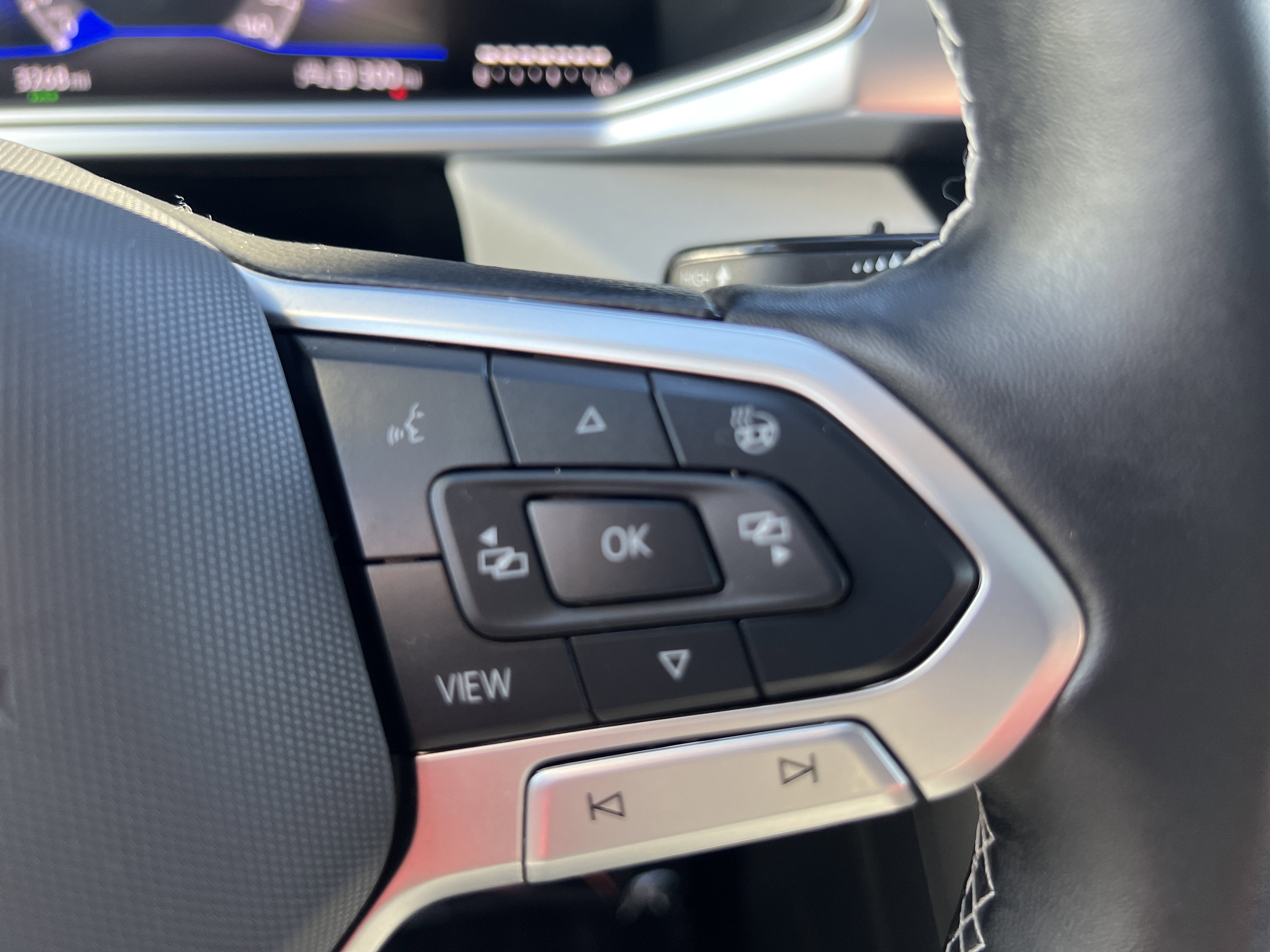 2025 Volkswagen Taos SE w/panoramic sunroof