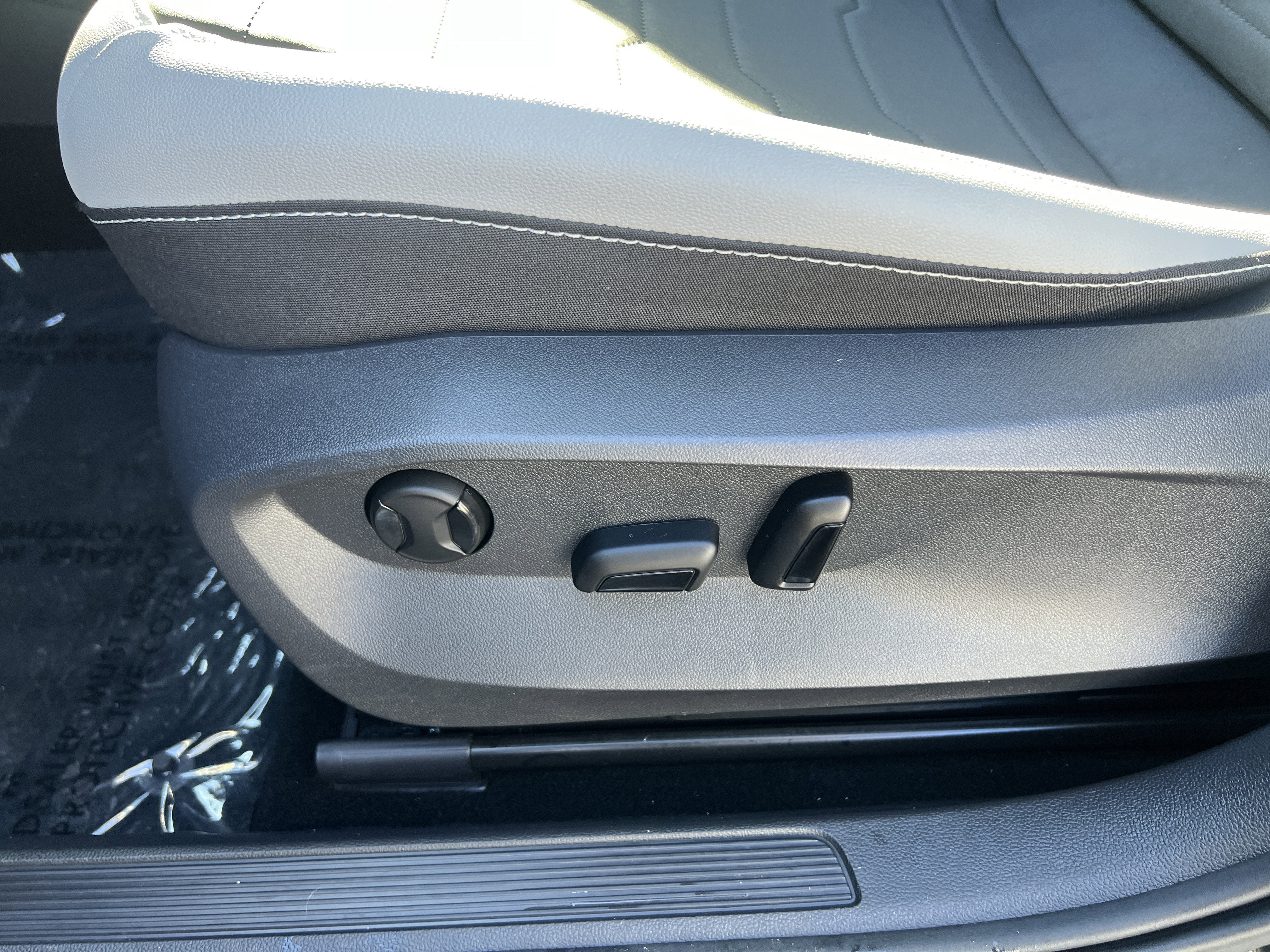 2025 Volkswagen Taos SE w/panoramic sunroof