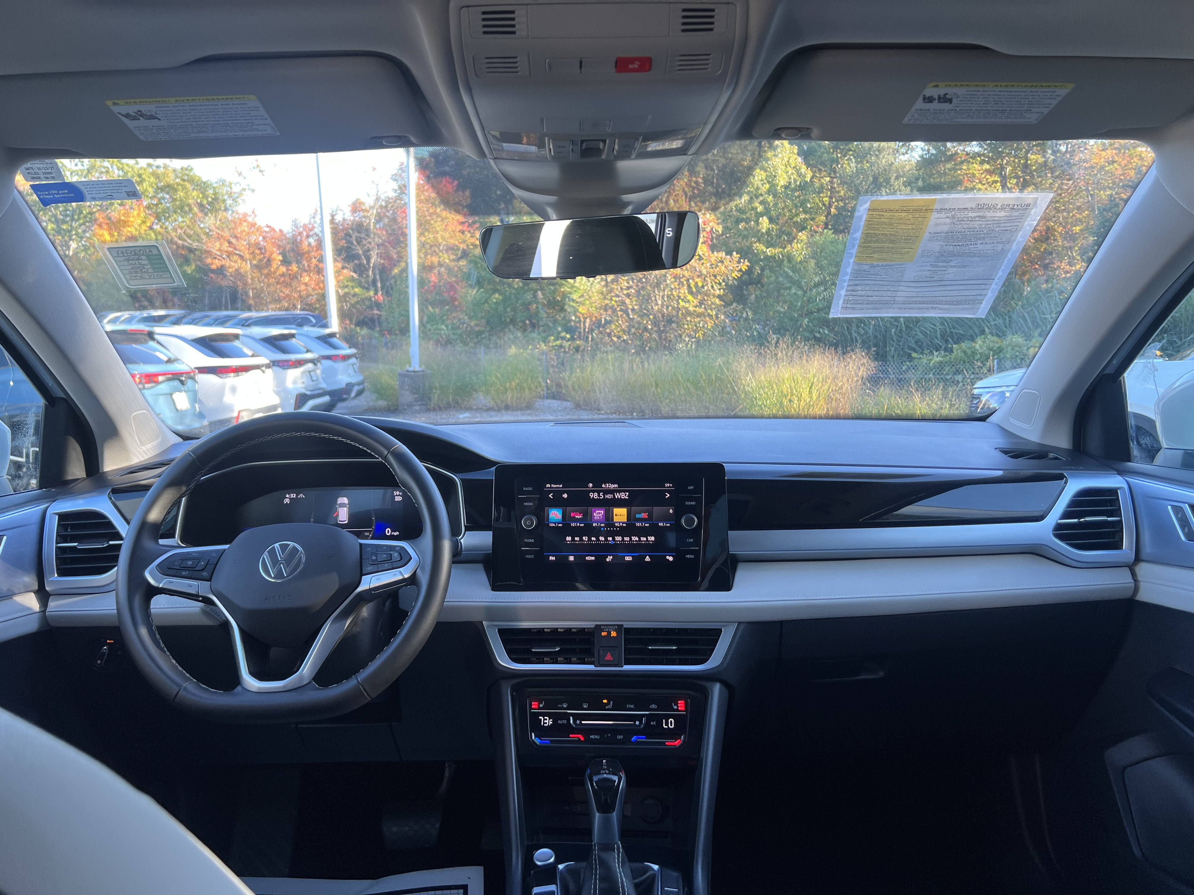 2026 Volkswagen Taos SE w/panoramic sunroof