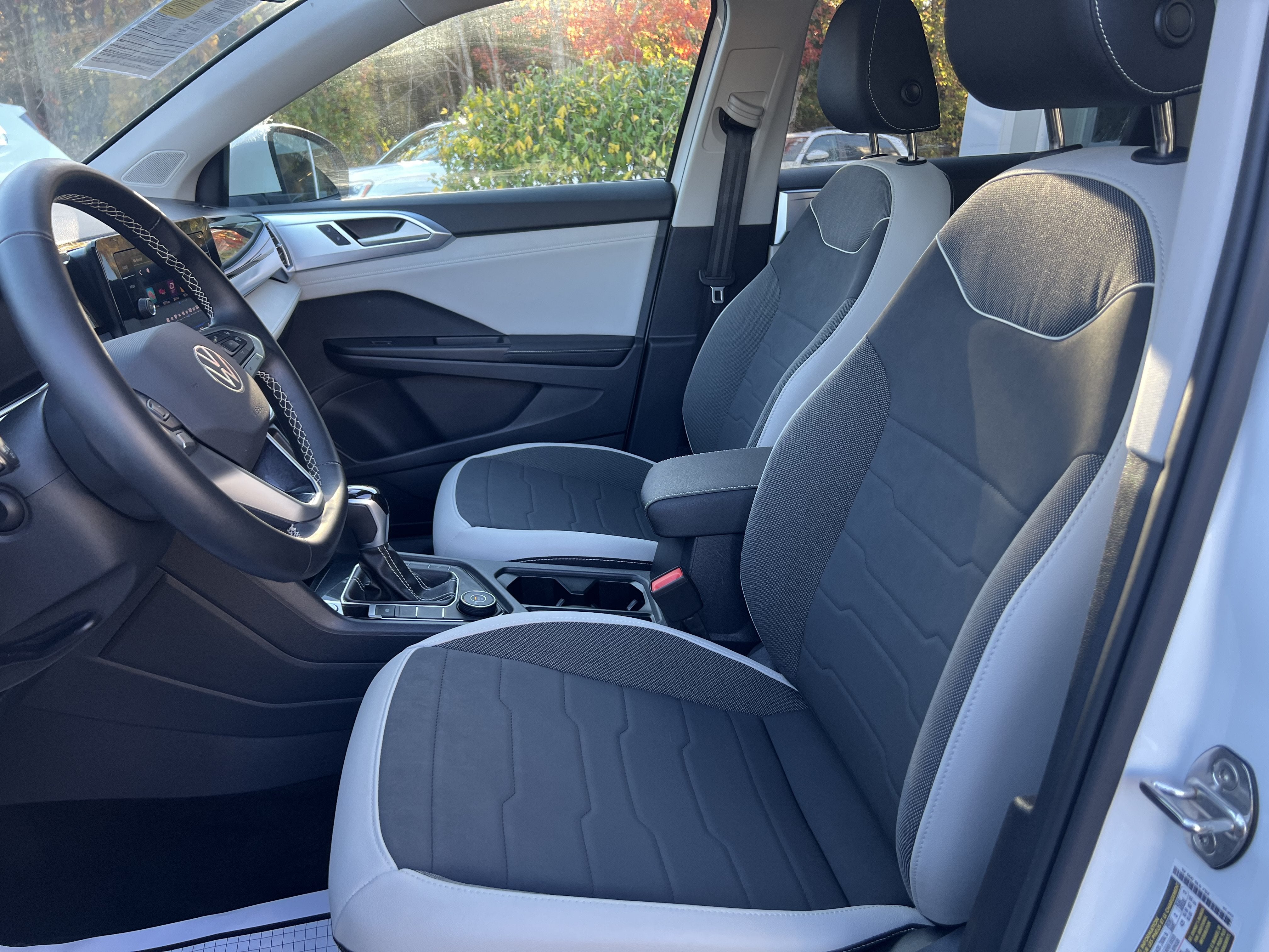 2026 Volkswagen Taos SE w/panoramic sunroof