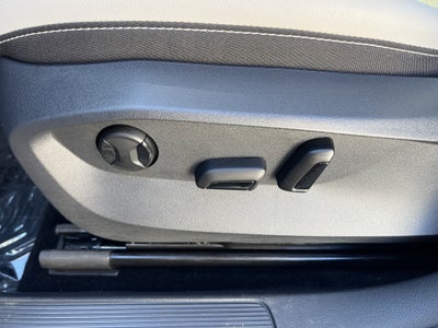 2026 Volkswagen Taos SE w/panoramic sunroof
