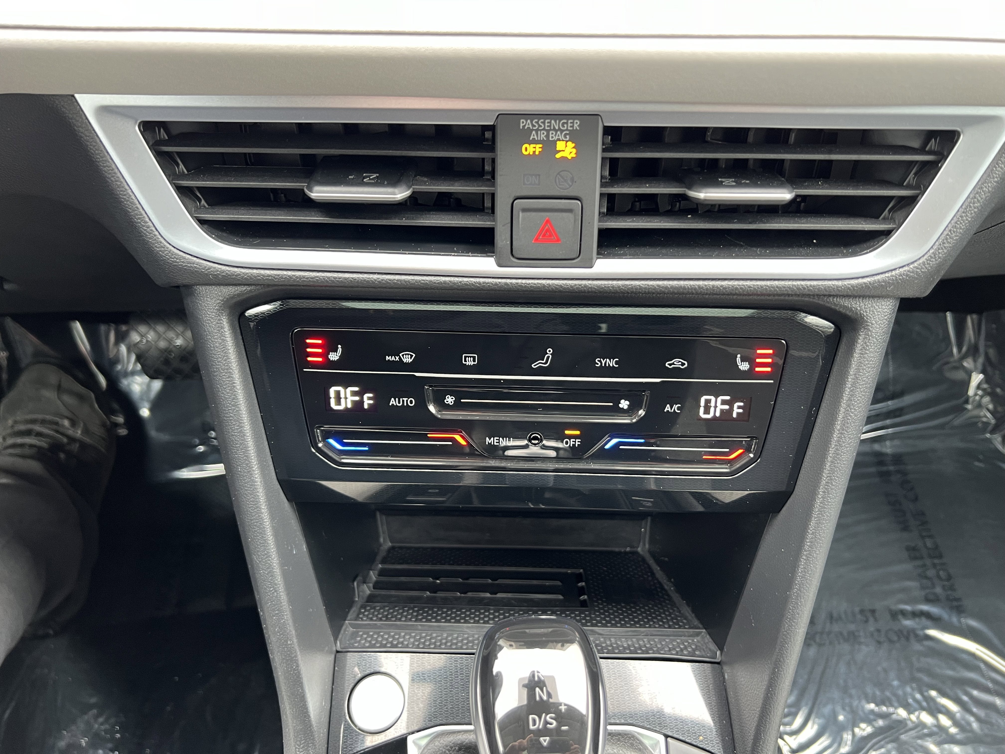 2025 Volkswagen Taos SE w/panoramic sunroof