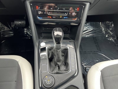 2025 Volkswagen Taos SE w/panoramic sunroof