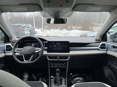 2025 Volkswagen Taos SE w/panoramic sunroof