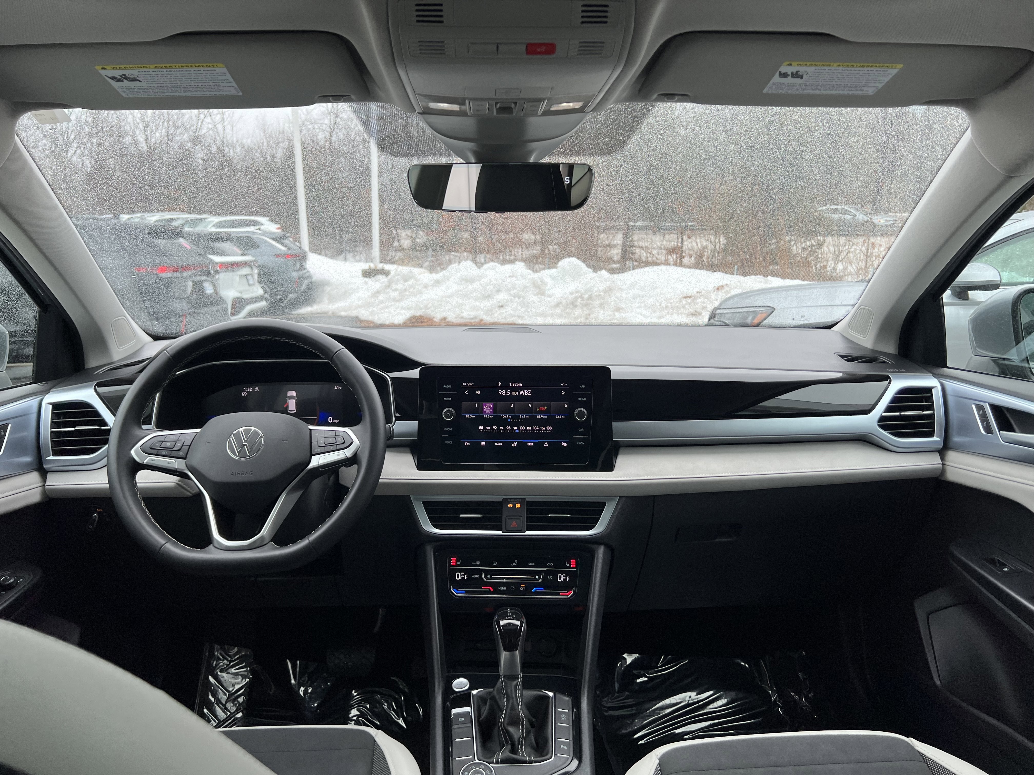 2025 Volkswagen Taos SE w/panoramic sunroof