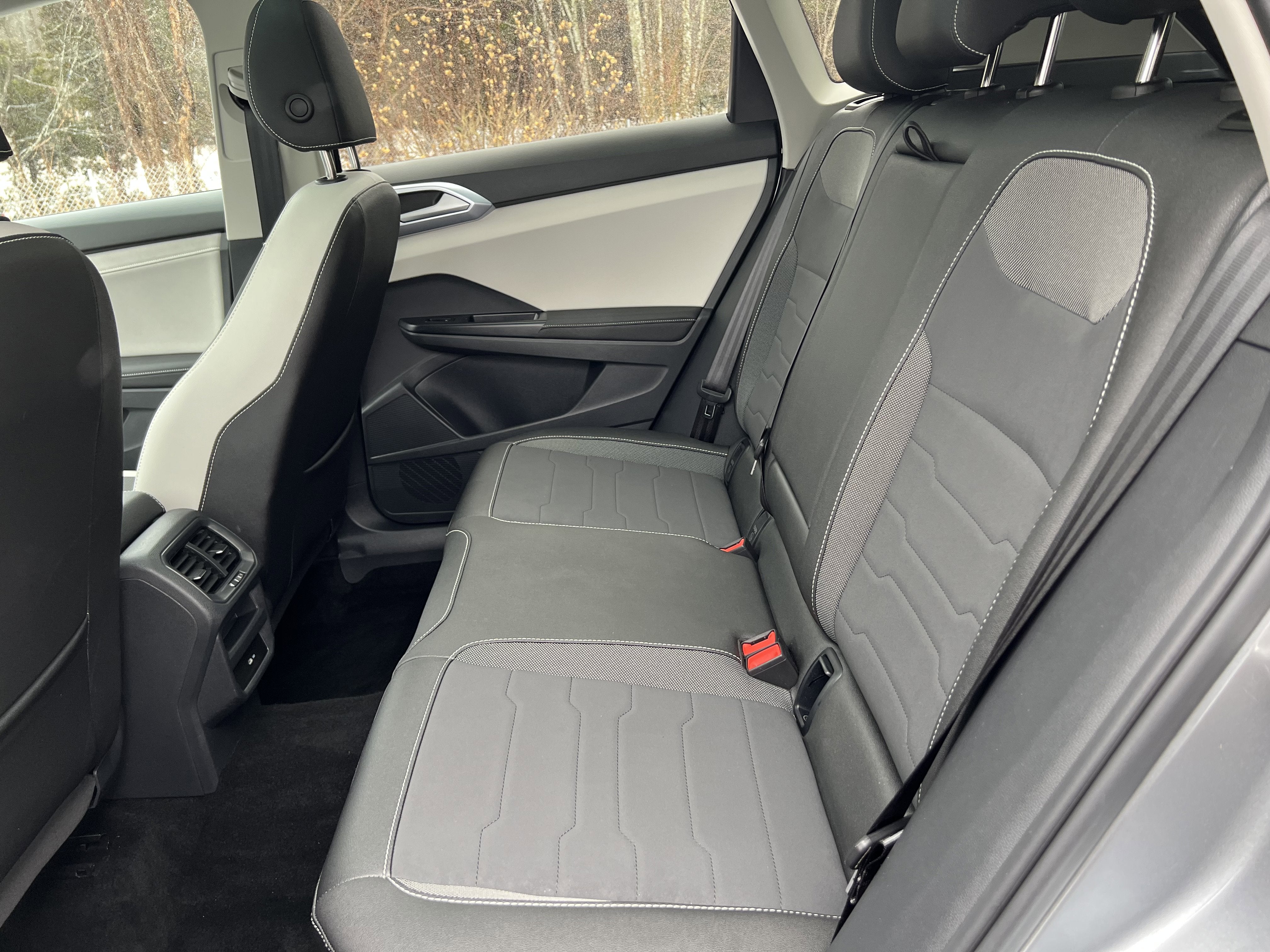 2025 Volkswagen Taos SE w/panoramic sunroof