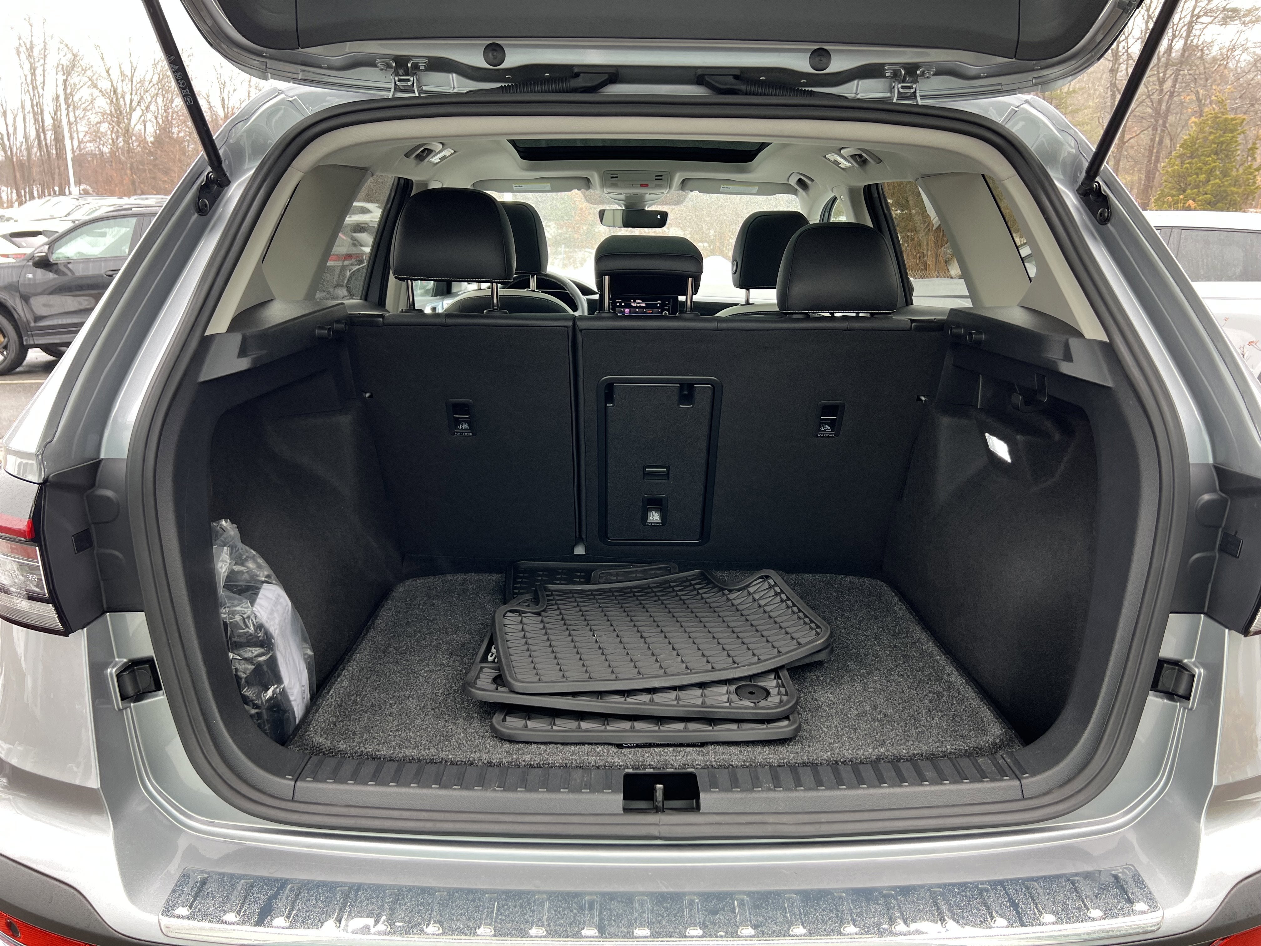 2025 Volkswagen Taos SE w/panoramic sunroof