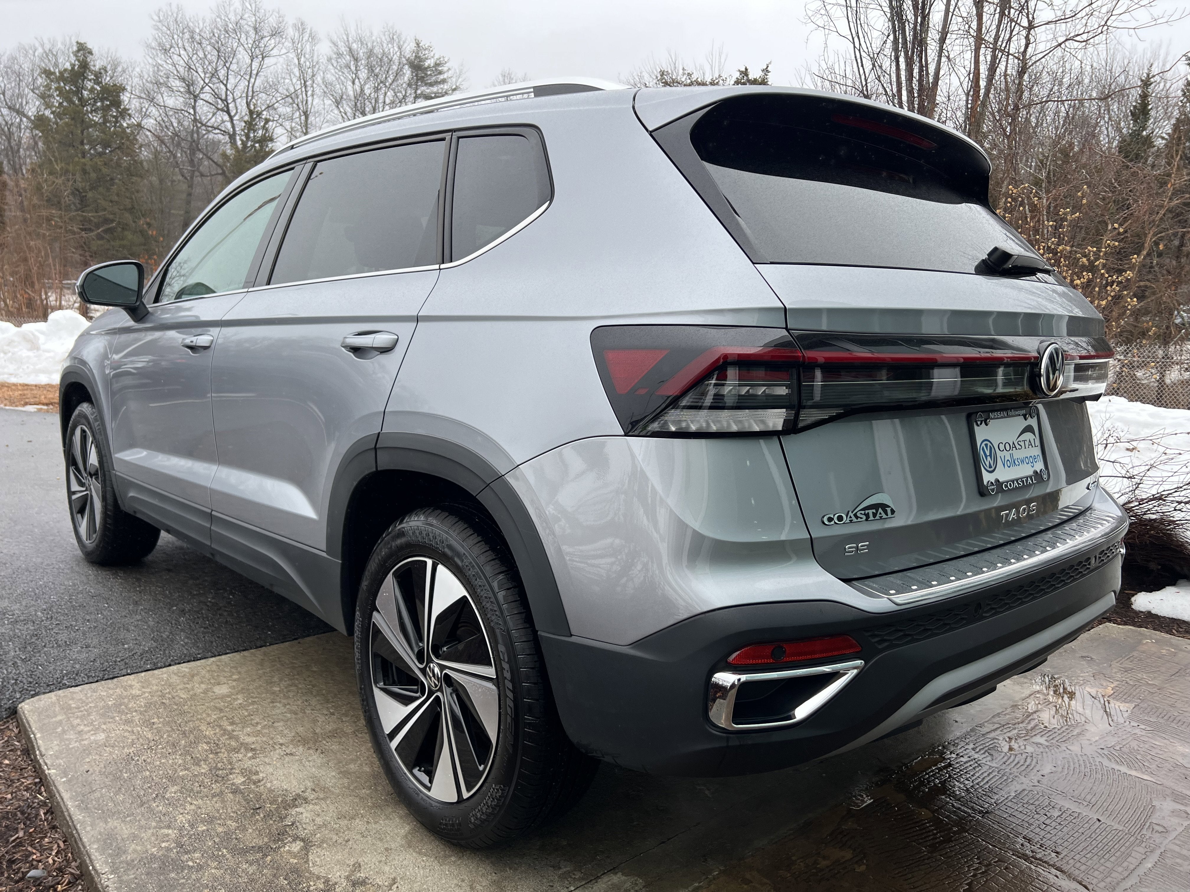 2025 Volkswagen Taos SE w/panoramic sunroof