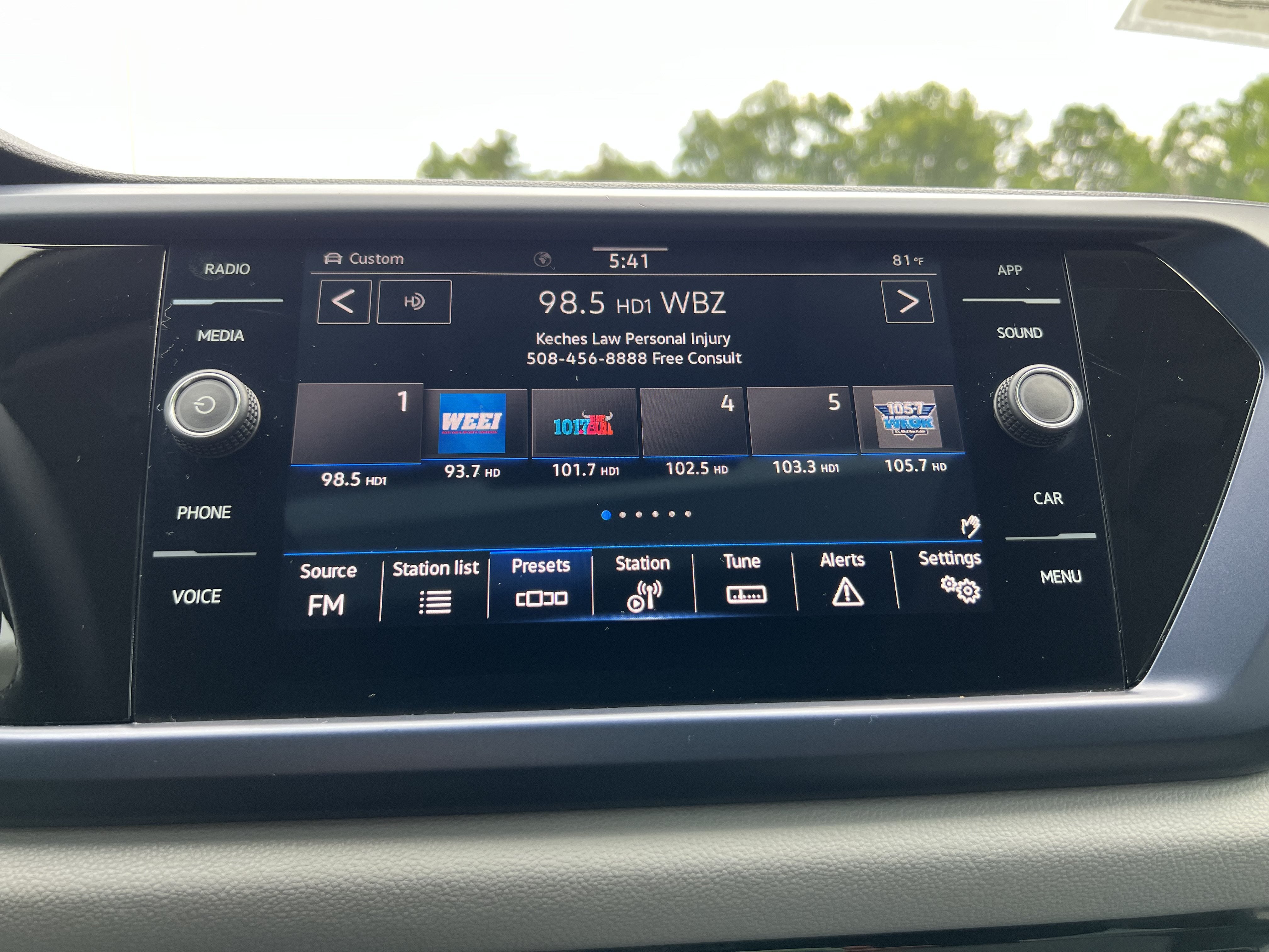 2023 Volkswagen Taos SE W/ Panoramic Sunroof