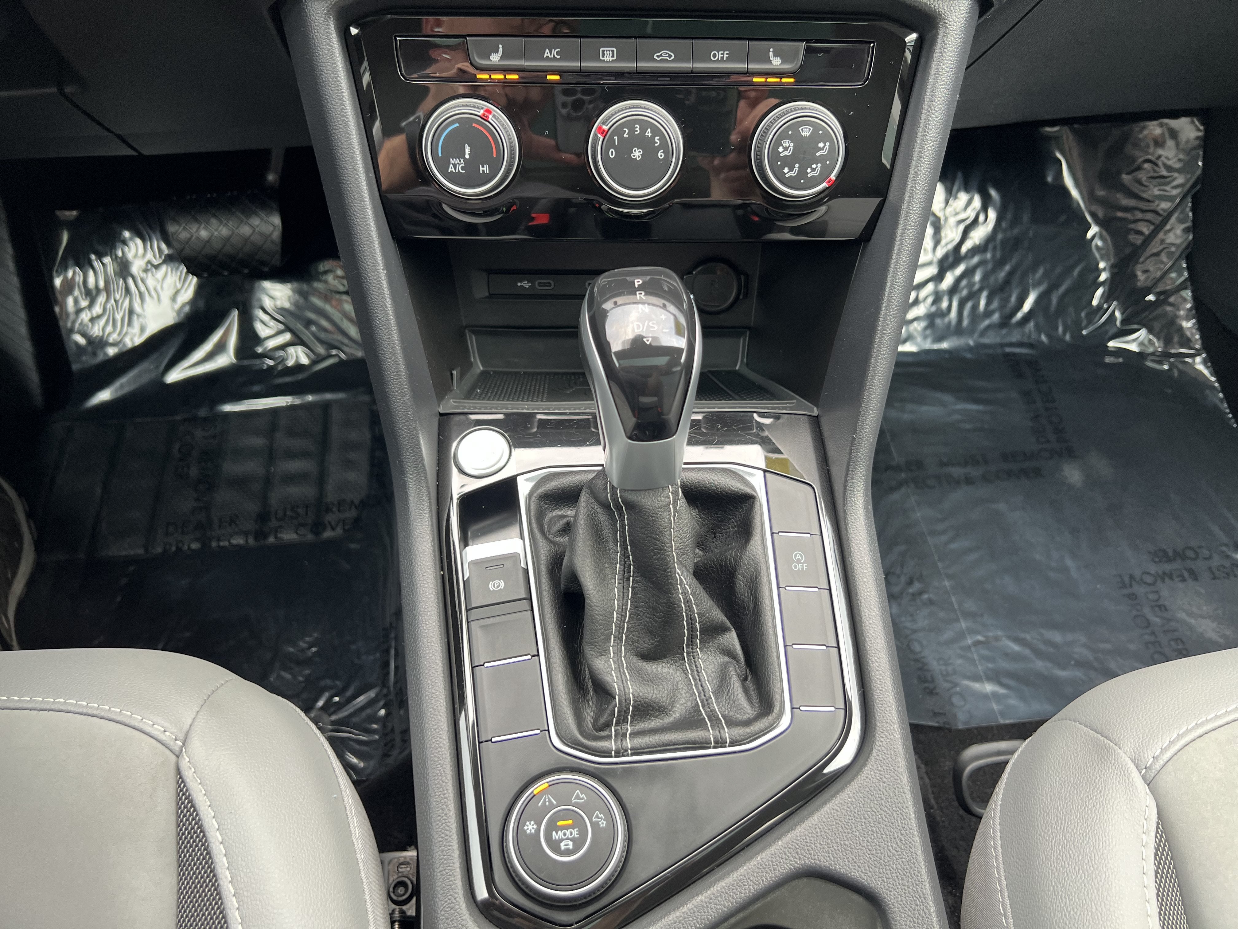 2023 Volkswagen Taos SE W/ Panoramic Sunroof