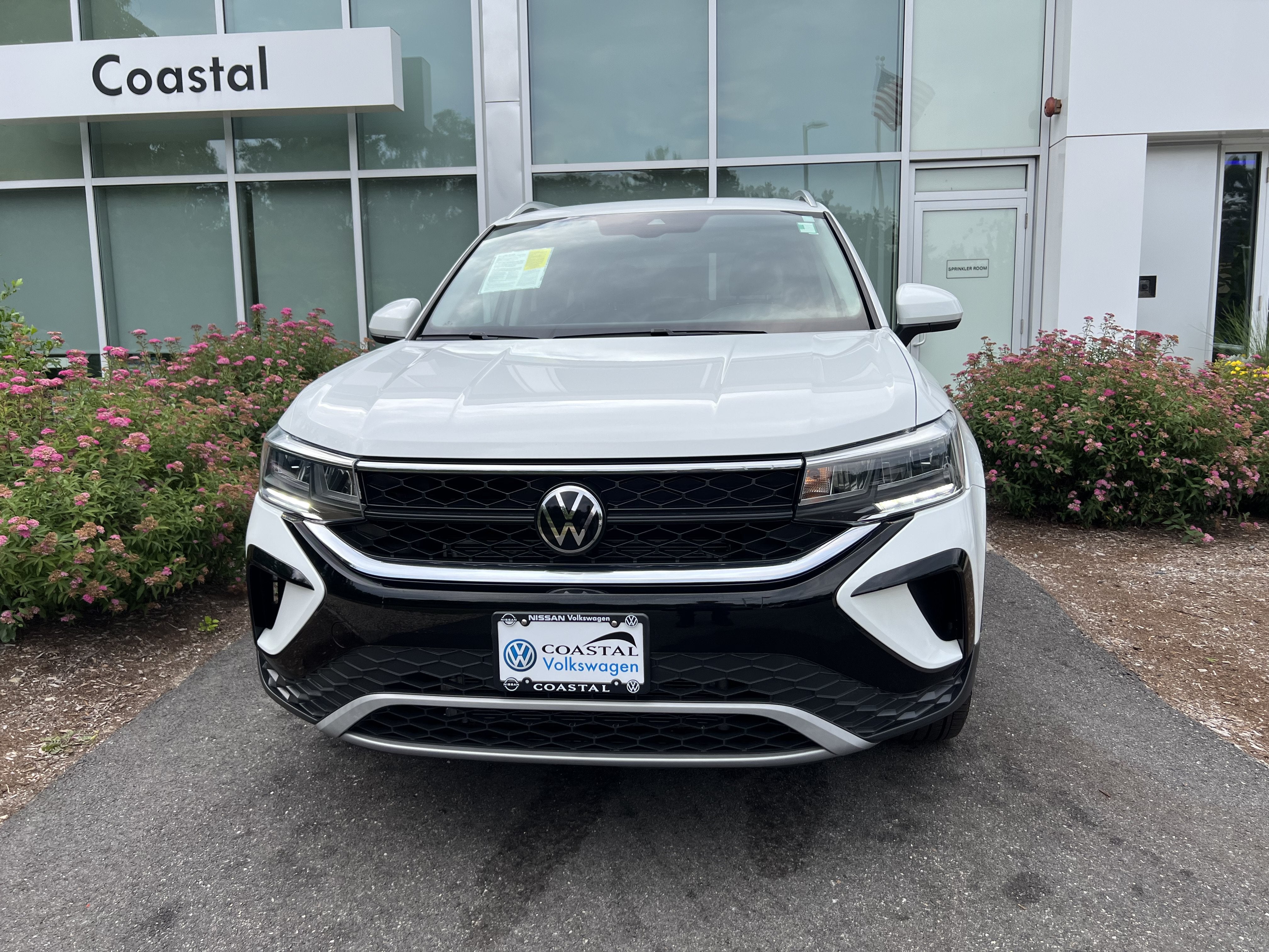 2023 Volkswagen Taos SE W/ Panoramic Sunroof