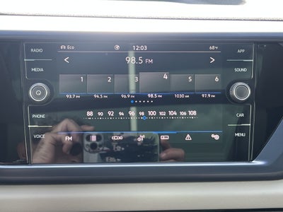 2023 Volkswagen Taos SE w/panoramic sunroof