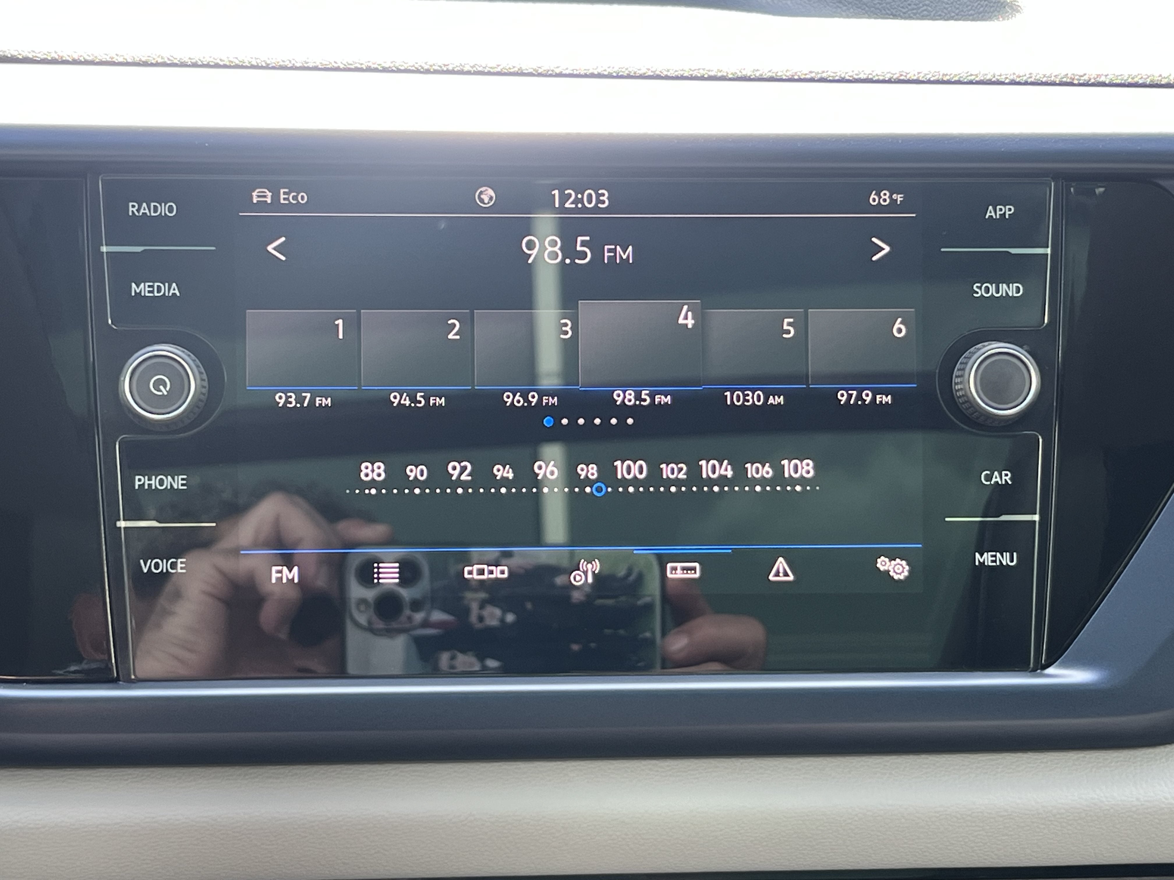 2023 Volkswagen Taos SE w/panoramic sunroof