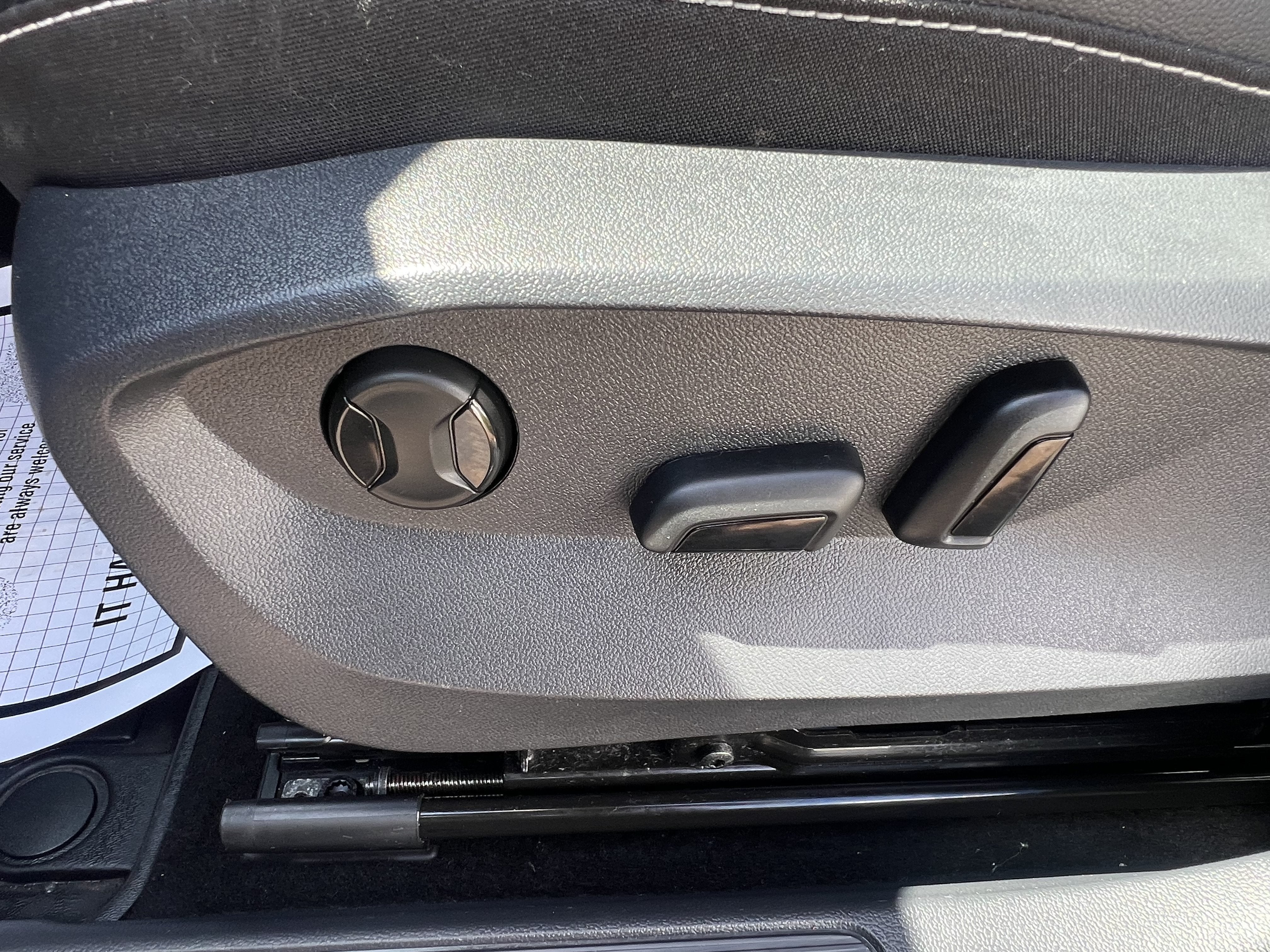 2023 Volkswagen Taos SE w/panoramic sunroof