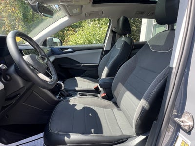 2023 Volkswagen Taos SE w/panoramic sunroof