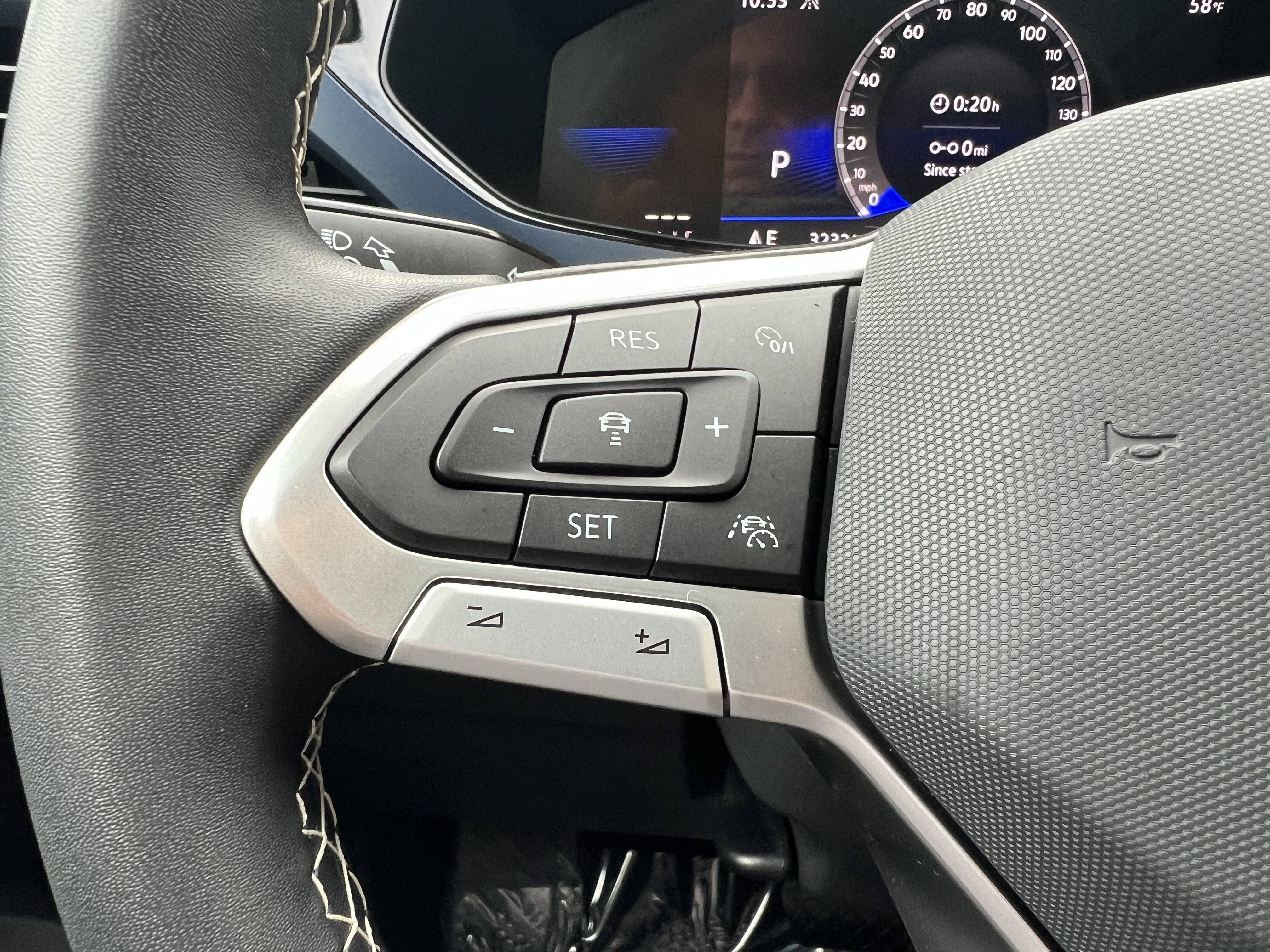 2023 Volkswagen Taos SE w/panoramic sunroof