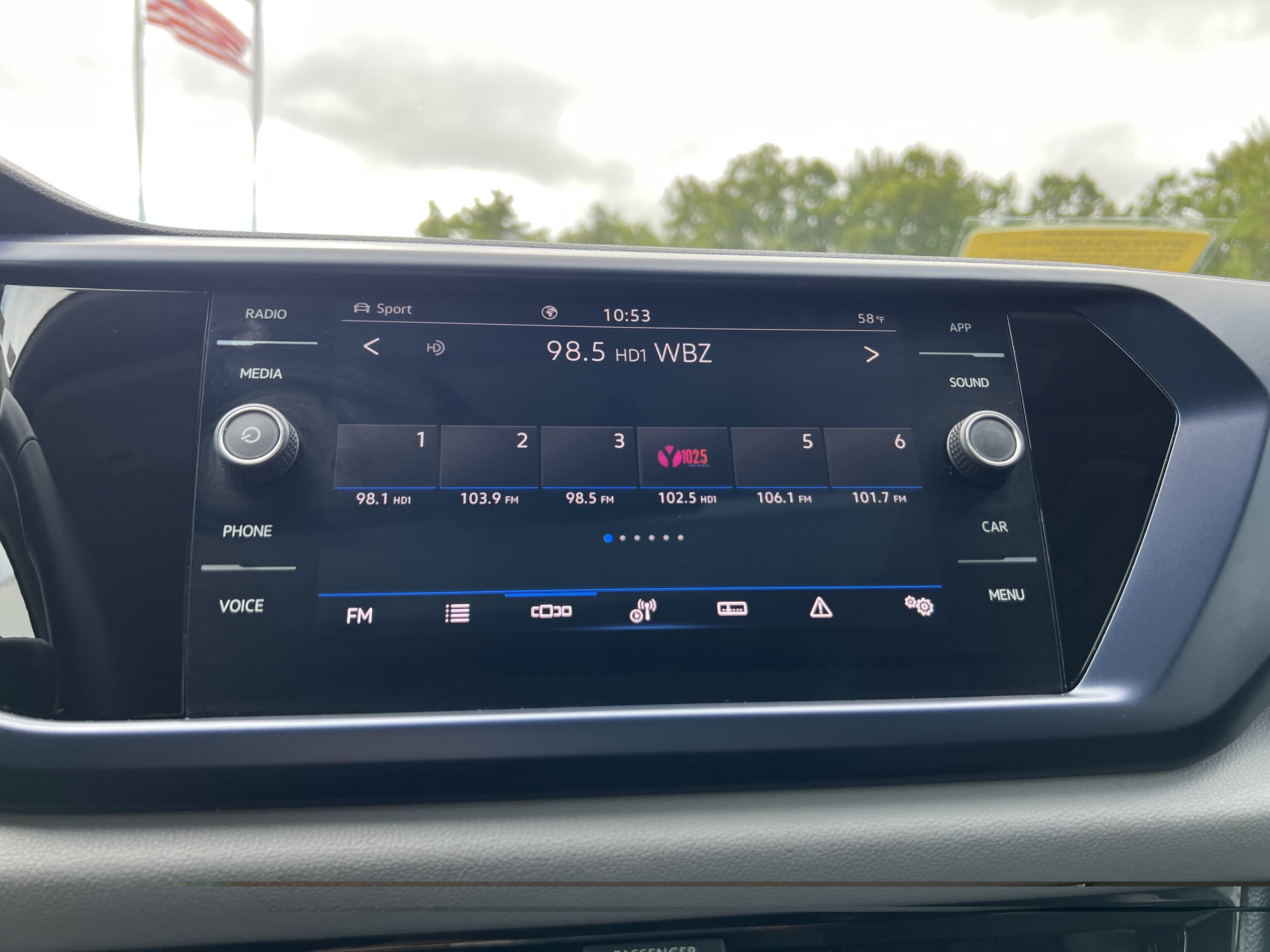 2023 Volkswagen Taos SE w/panoramic sunroof
