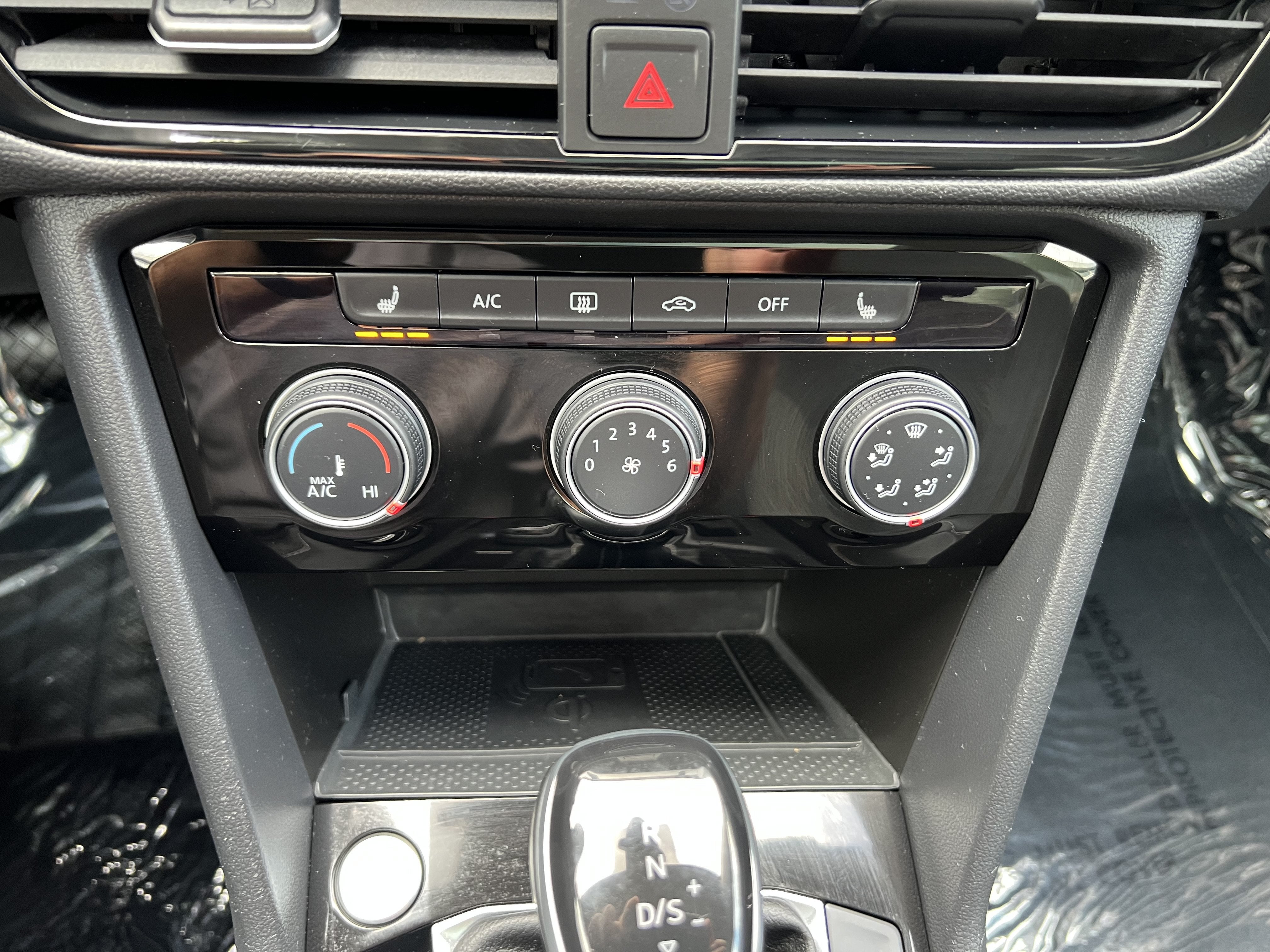 2023 Volkswagen Taos SE w/panoramic sunroof