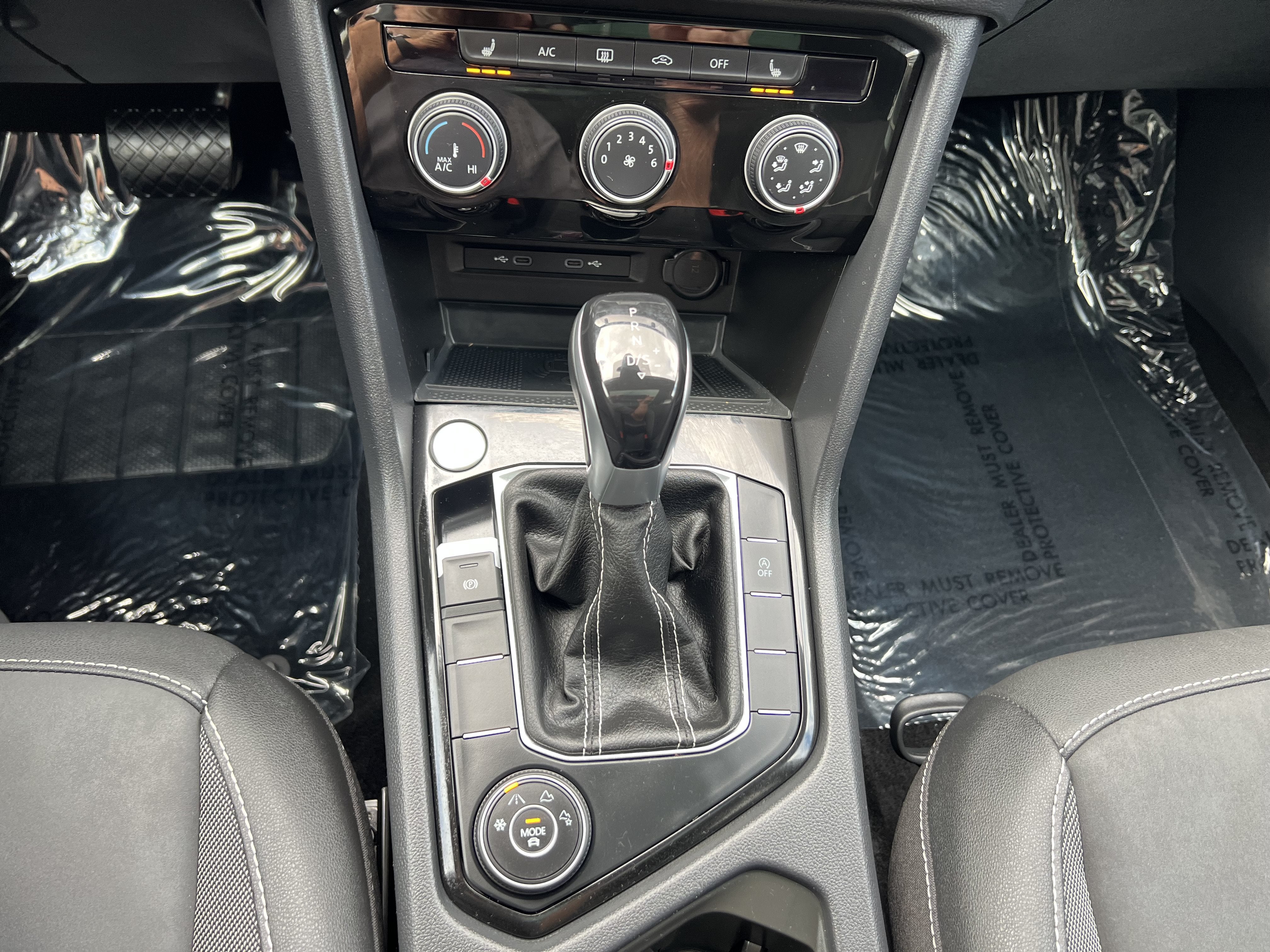 2023 Volkswagen Taos SE w/panoramic sunroof