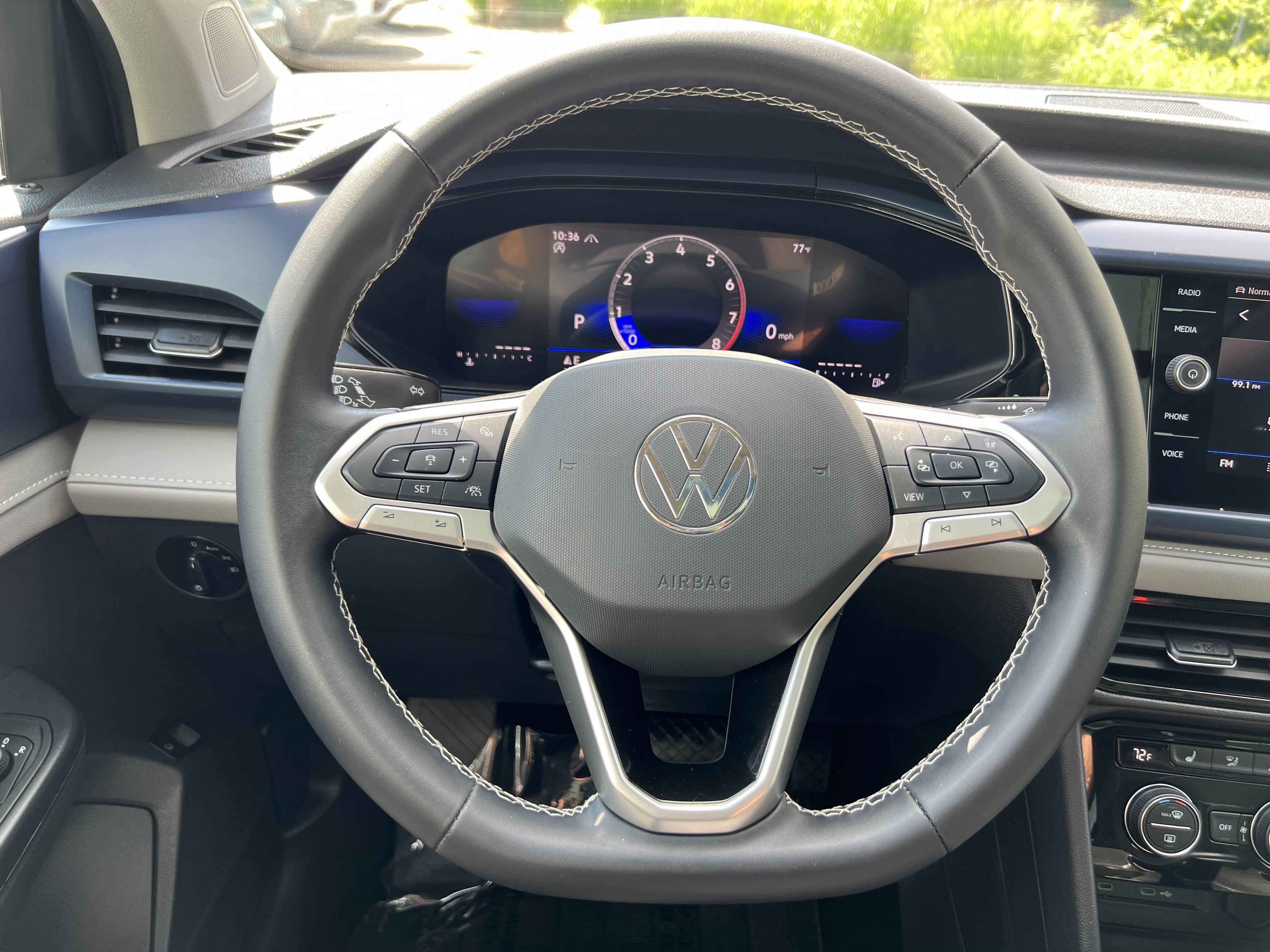 2024 Volkswagen Taos SE w/panoramic sunroof