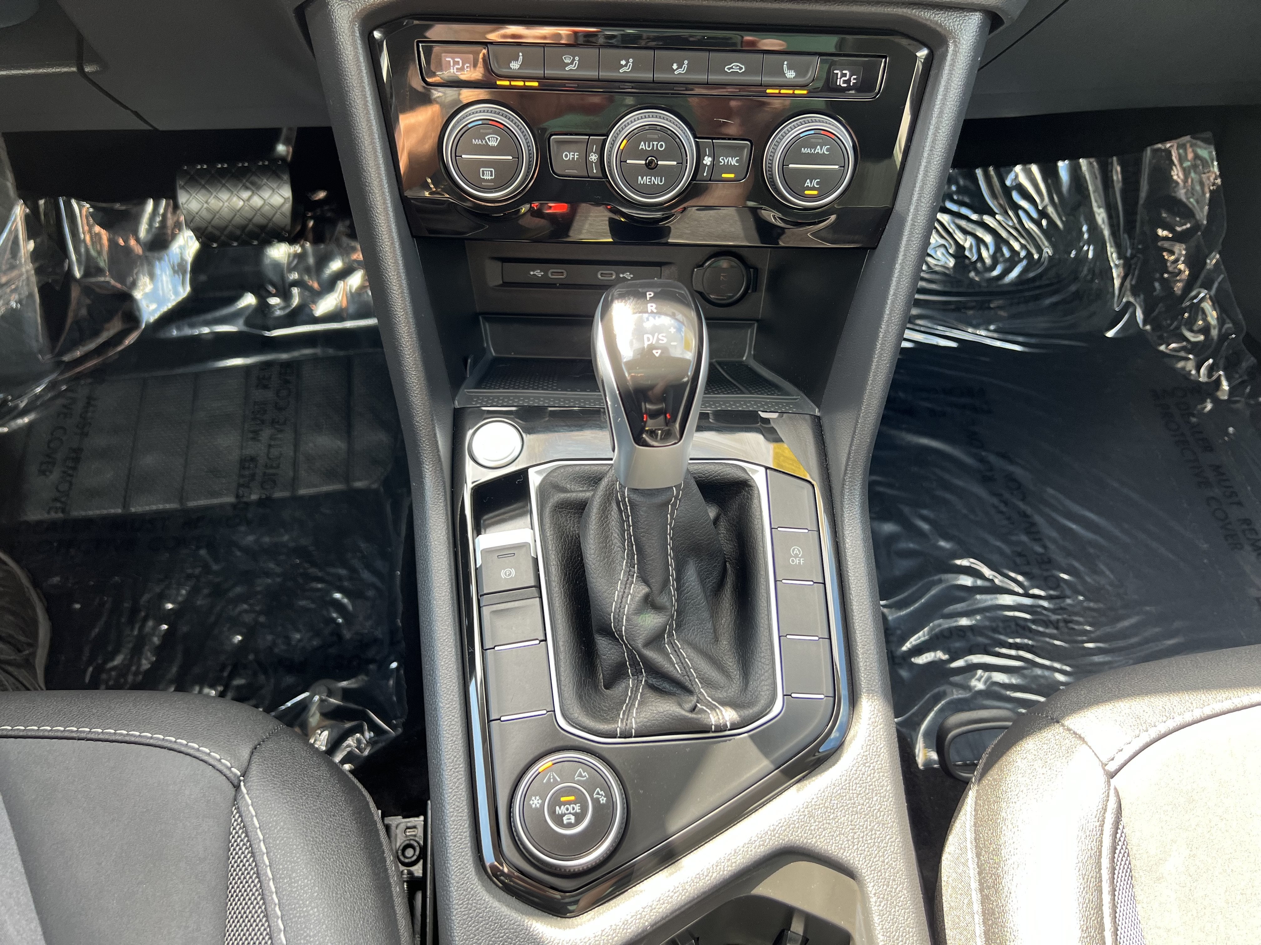 2024 Volkswagen Taos SE w/panoramic sunroof