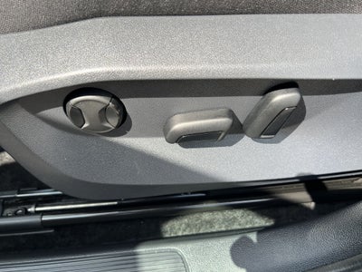 2024 Volkswagen Taos SE w/panoramic sunroof